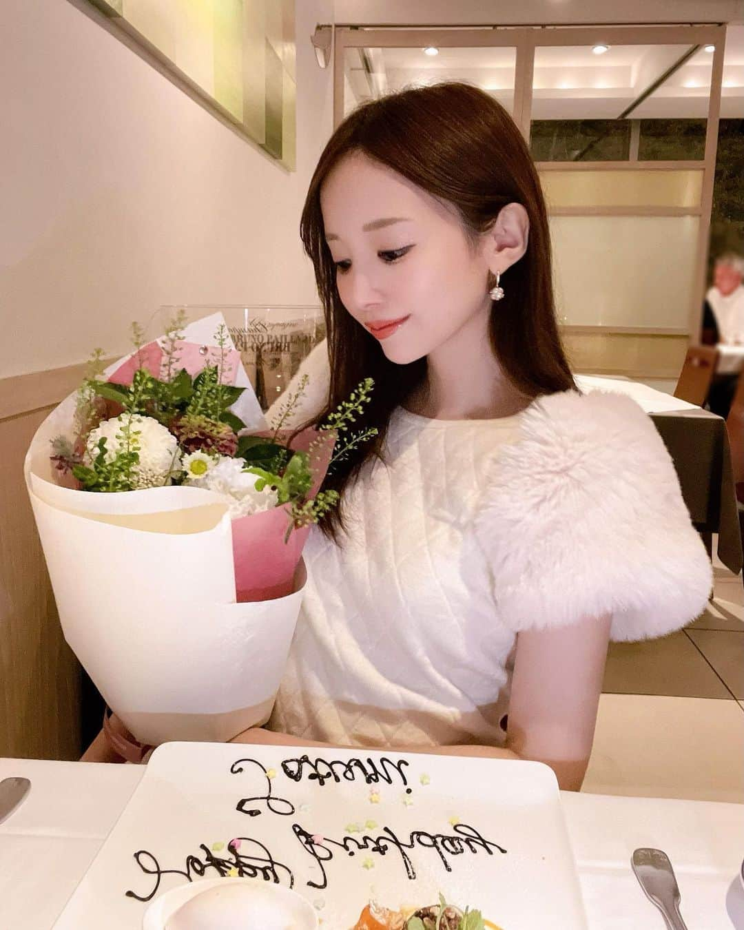 八鍬里美のインスタグラム：「誕生日のお祝いしてもらいました🥂❤︎ 1年があっという間すぎるけど...🥹毎日幸せに過ごしてます🥳🎉  お気に入りの天使の羽👼ワンピ可愛すぎ！！ 今の時期ディナーにもぴったりで迷わずにこのOP選んだ🥹💕  #誕生日#happybirthday#フレンチ#ミシェルマカロン#michellmacaron」