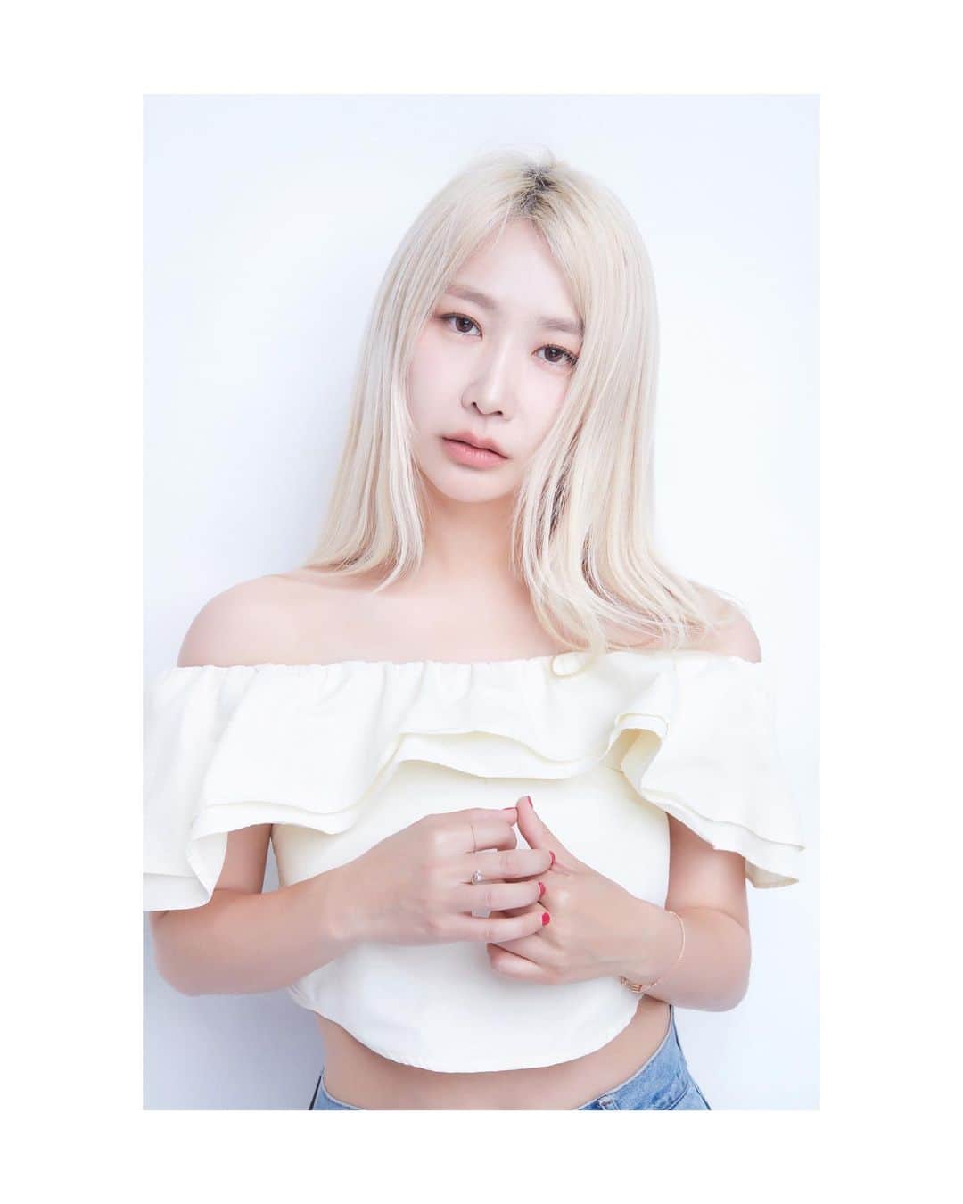 ジェアのインスタグラム：「초여름 작업한 📸 초가을에 open! 🤍 청순열매 먹어서 죄송해요 😄 📸  @basemina  👗  @stylist_lhr  💄  @yyyezzy_   💇‍♀️ @doheeeee_」