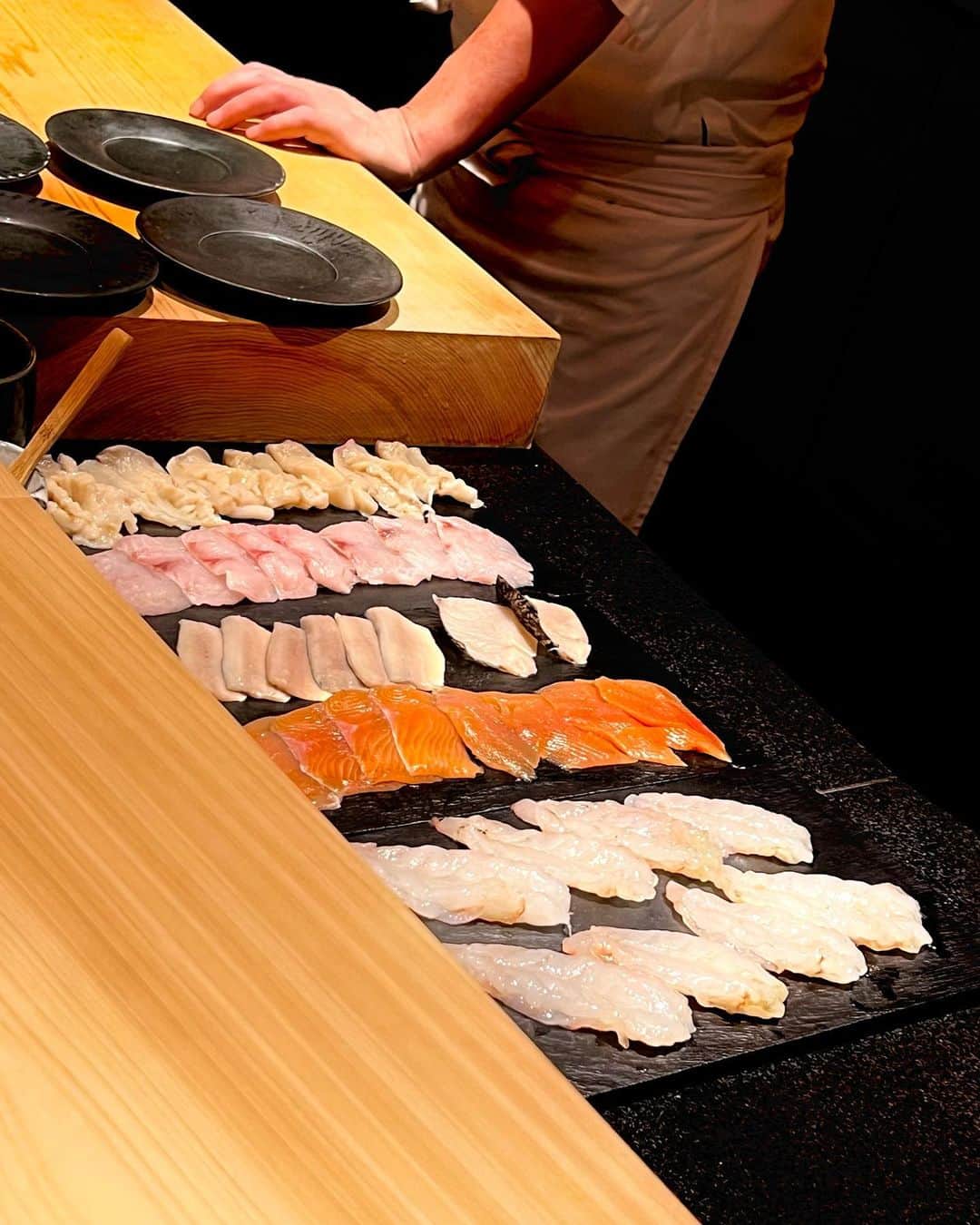 濱野りれさんのインスタグラム写真 - (濱野りれInstagram)「"Maguro of Oma" This is the special place where you could have Sushi from all over Japan while being in Tokyo. This time, from Hokkaido! Hokkaido sushi is a little sweet. I like it!  大間のまぐろ❤️‍🔥 都内にいながら全国のお寿司屋さんが食べれる寿司屋"NIGIRI" 今回は北海道のお寿司屋さん 北海道のお寿司はあまくてとろけた〜🤤  #nigiri #nigiritokyo #会員制 #会員制寿司 #tokyogourmet #tokyoeats #sushitokyo #sushi #鮨にえばな」10月4日 17時14分 - riregram