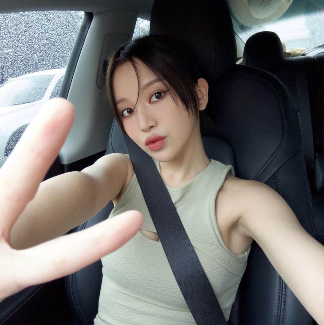 蔡瑞雪（Ruixue Tsai）のインスタグラム：「颱風天大家注意安全哦٩(˃̶͈̀௰˂̶͈́)و 我去上班了」
