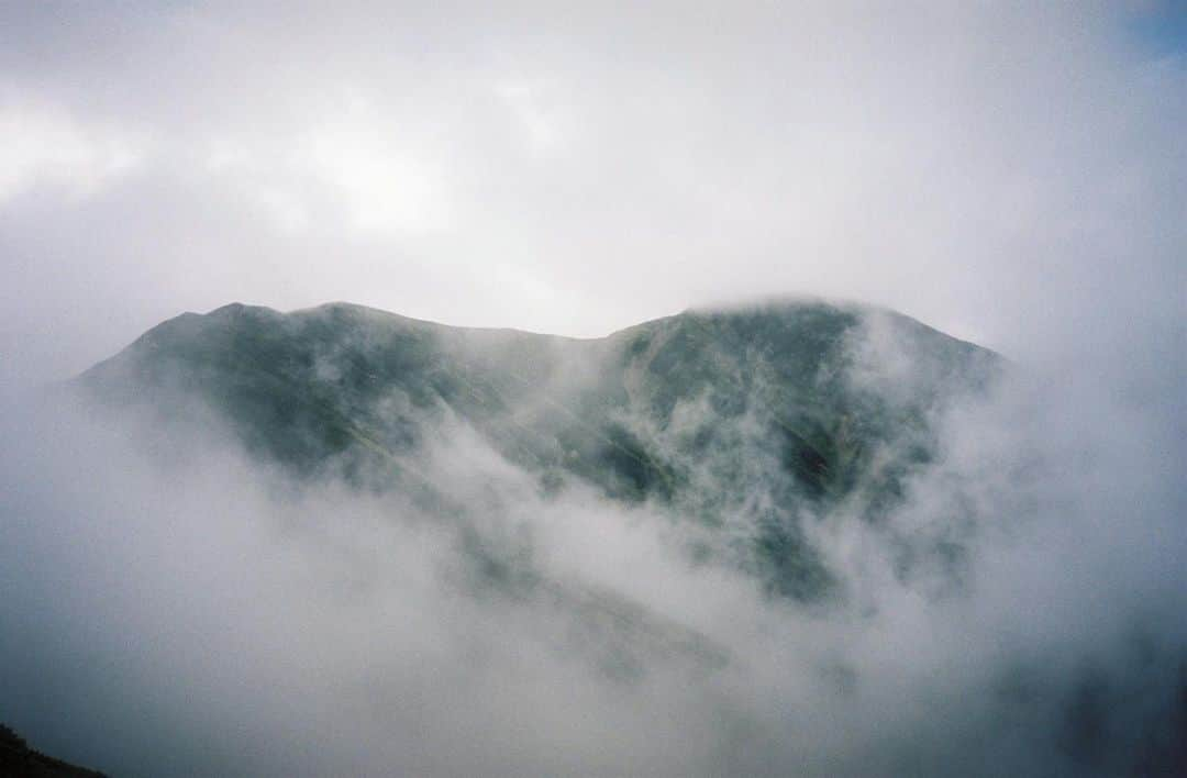 道木 さくら まやのインスタグラム：「地上にいると雲は横移動しかしないけど、山にいると雲は山肌に沿って空に舞い上がる。 勢いよく空に上がる雲を見たら雨が来る合図だと、私の山の先生が教えてくれた。」