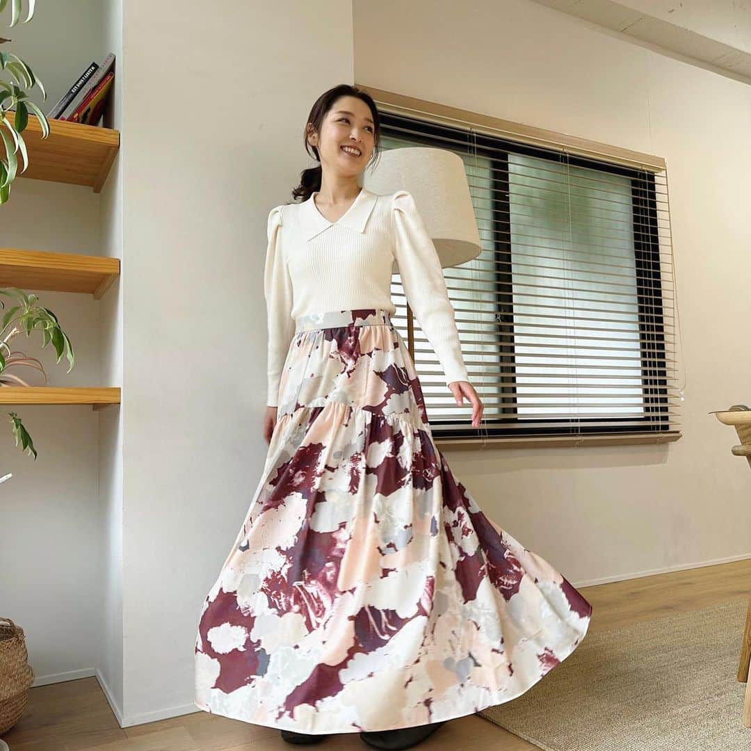 石川梨華のインスタグラム：「私服ショット💓  愛ちゃんからまたプレゼントもらっちゃった😍 アメリカンラグシーさんと愛ちゃんのコラボスカート✨ 色合いと柄の感じ、どストライク❤️❤️❤️ 可愛すぎないかい🥹？  テンションあがりすぎて ユラユラしたり、くるくる回ったりw いっぱい写真撮ってもらった❣️  トップスのニットはsnidelだよ！  愛ちゃんいつもありがとう💓 他のアイテムも着るの楽しみぃ🥰  #石川梨華 #モーニング娘og #リアル梨華 #二児の母 #年子やんちゃボーイズ #私服 #高橋愛コラボ商品 #アメリカンラグシー」