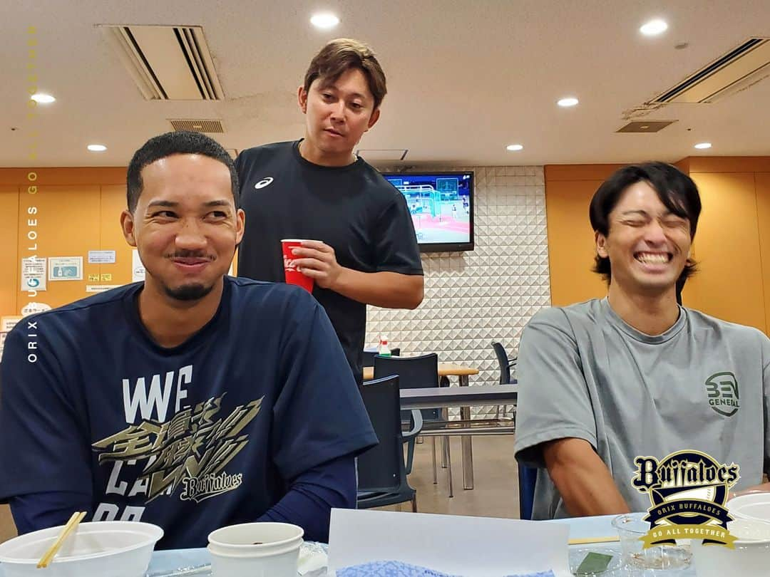 オリックス・バファローズさんのインスタグラム写真 - (オリックス・バファローズInstagram)「#試合前のエネルギー補給 #もぐもぐタイム #廣岡大志 #Bsビッグスマイル #☺️ #福田周平 #宗佑磨 #スッキリ #西野真弘 #観察する人 #正面にはラオウ #京セラドーム大阪 #全員で勝つ #Bs2023 #buffaloes #baseball #ORIX #プロ野球」10月4日 17時17分 - orix_buffaloes