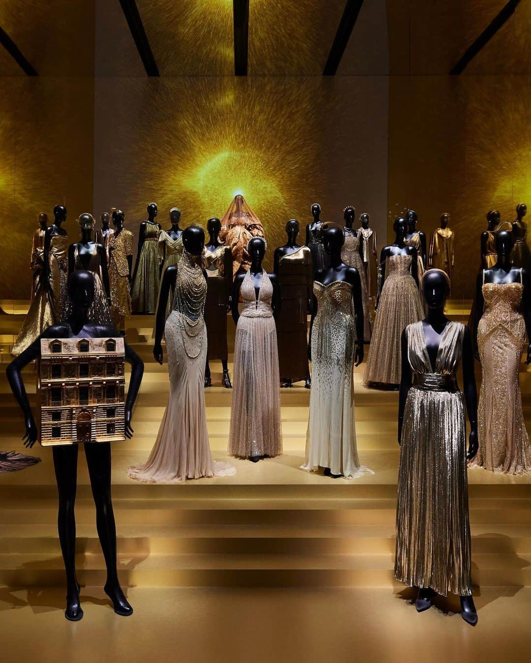 クリスチャンディオールさんのインスタグラム写真 - (クリスチャンディオールInstagram)「The Dior J’adore exhibition tells the story of the house’s history, specifically the favorited J’adore and its origins. This exhibit dives deep into the fragrance, as well as spotlighting the new L’Or de J’adore composition by Francis Kurkdjian.   Open to public till October 8th.   © Photography:  Adrien Dirand © Penny Slinger   #DiorBeauty #DiorParfums #JadoreDior #FlowersAreGold」10月4日 17時28分 - dior