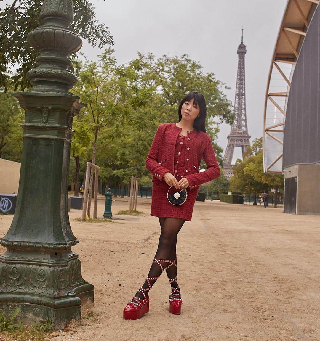 スージー・ロウのインスタグラム：「Mixing it up for @chanelofficial accompanied by the show, by now a veritable CC pick n mix, inspired by the Villa Noailles in Hyères, where I’ve spent many happy Aprils over the years seeing the fashion and photography festival play out in its modernist setting」