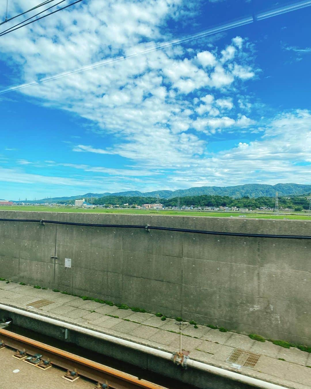 和田奈美佳さんのインスタグラム写真 - (和田奈美佳Instagram)「🎤🎤 本日年内ラストの講演会で 生まれ故郷である新潟へ行って来ました🚃  まさかの新幹線停電という事態に 見舞われ20分以上遅延しましたが、 主催者の皆様に近くまでお迎えに 来ていただき事なきを得ました🙇‍♀️ 本当にありがとうございます。  一先ずメディアでの活動と 講演会は終了です👍 大学教員は11月末と出産ギリギリ まで頑張りますが、年末まで ゆったりとしたスケジュールで 過ごしたいと思います😊  #講演会講師  #健康管理士一般指導員  #漢方養生指導士  #第一子妊娠中  #お腹が重くて腰が痛い笑 #頑張れ自分  #和田奈美佳」10月4日 17時24分 - wadanamika_official