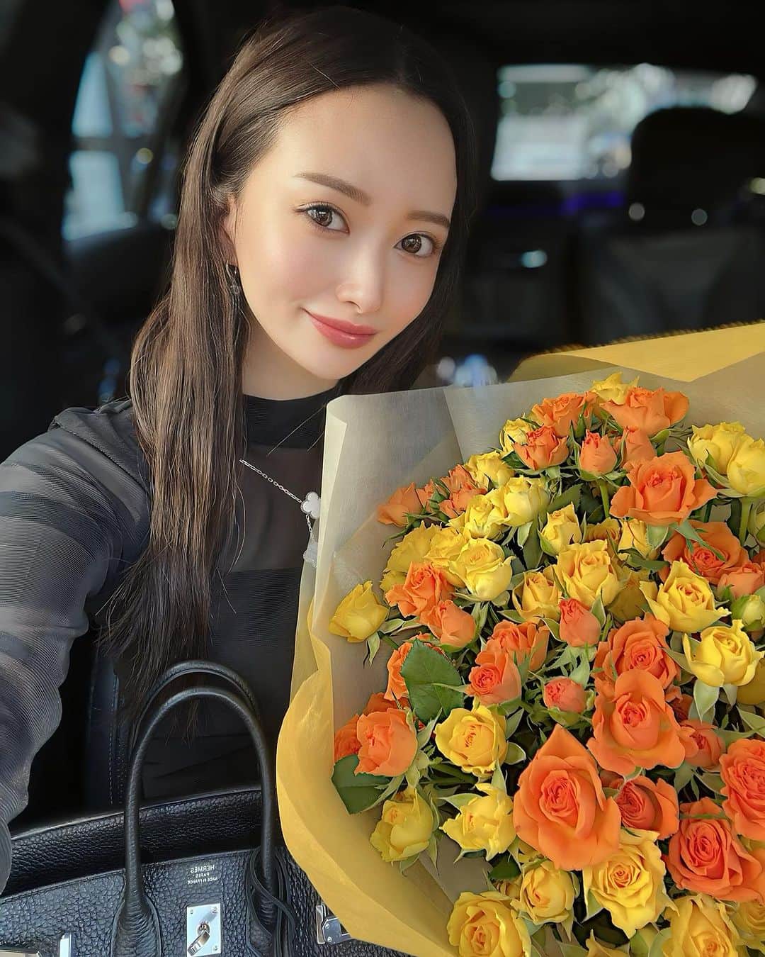 小川真葵のインスタグラム：「💐🧡💛 #花束」