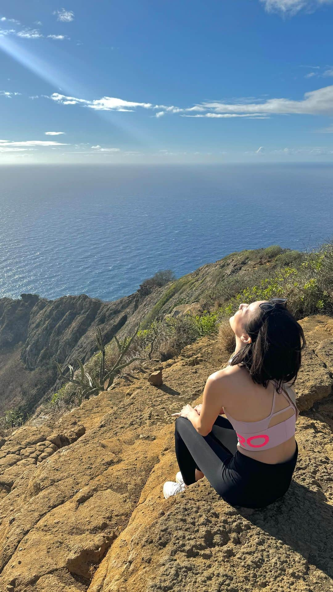 中田奈沙のインスタグラム：「Koko head trail⛰️ 写真じゃ伝わらない急斜面の1048段の階段。 ハワイのハイキングで1番キツイ😵‍💫 5年ぶりに登って体力の衰えを感じました🤣 本当にキツイけど、頂上からの景色は最高！  #奈沙旅inhawaii  #kokohead #kokoheadtrail #hawaii #hiking #trail #ココヘッド #ハワイ #ハイキング #登山 #中田奈沙」