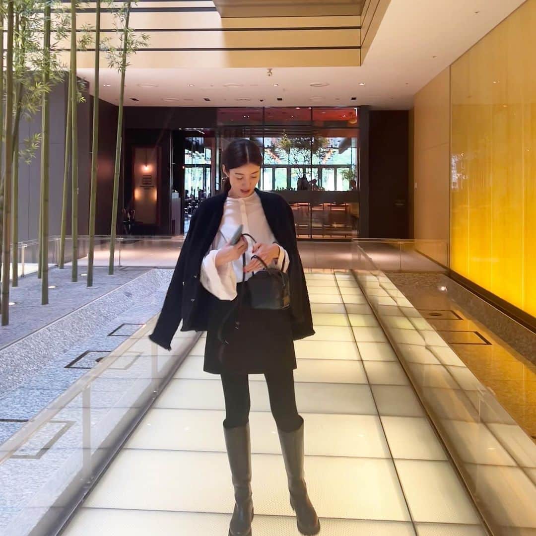 のインスタグラム：「⁡ 急に涼しくなりましたね。 タイツにブーツ始めました🕊️ ⁡ #ニット #ブラウス @drawerofficial  #スカート @deuxiemeclasse  #ブーツ @caminandojp  #バッグ @myweakness_official」