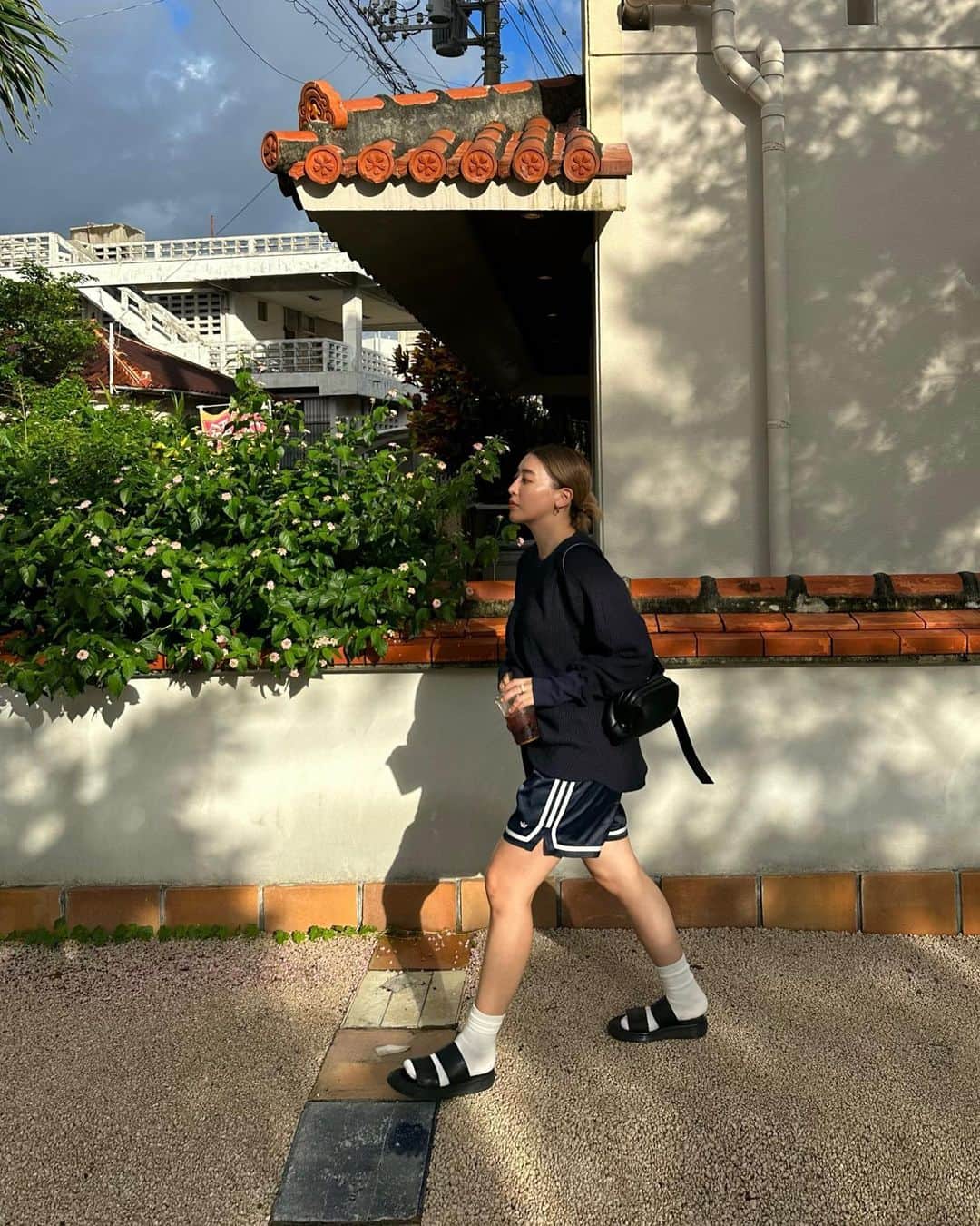 のインスタグラム：「沖縄でこのコーデが 1番好きだった🫣🤍🤍  明日発売のワッフルプルオーバートップスを 上に着てるんだけど これがねこの時期にぴったりすぎるんだ🤭✨  羽織りとしても優秀で機内でも大活躍。 なんと言っても肌触り100%良きまるすぎて パジャマにしたいほど (もったいないけど😂)  三色展開ですが、シンプルだから迷ってしまうかも。 いや私が迷ってる🫨🫨 ネイビー、グレーかな〜〜。。  ３枚目以降は沖縄の思い出ぺたり  #よぴコーデ #cavezarosso #caveza_snap」