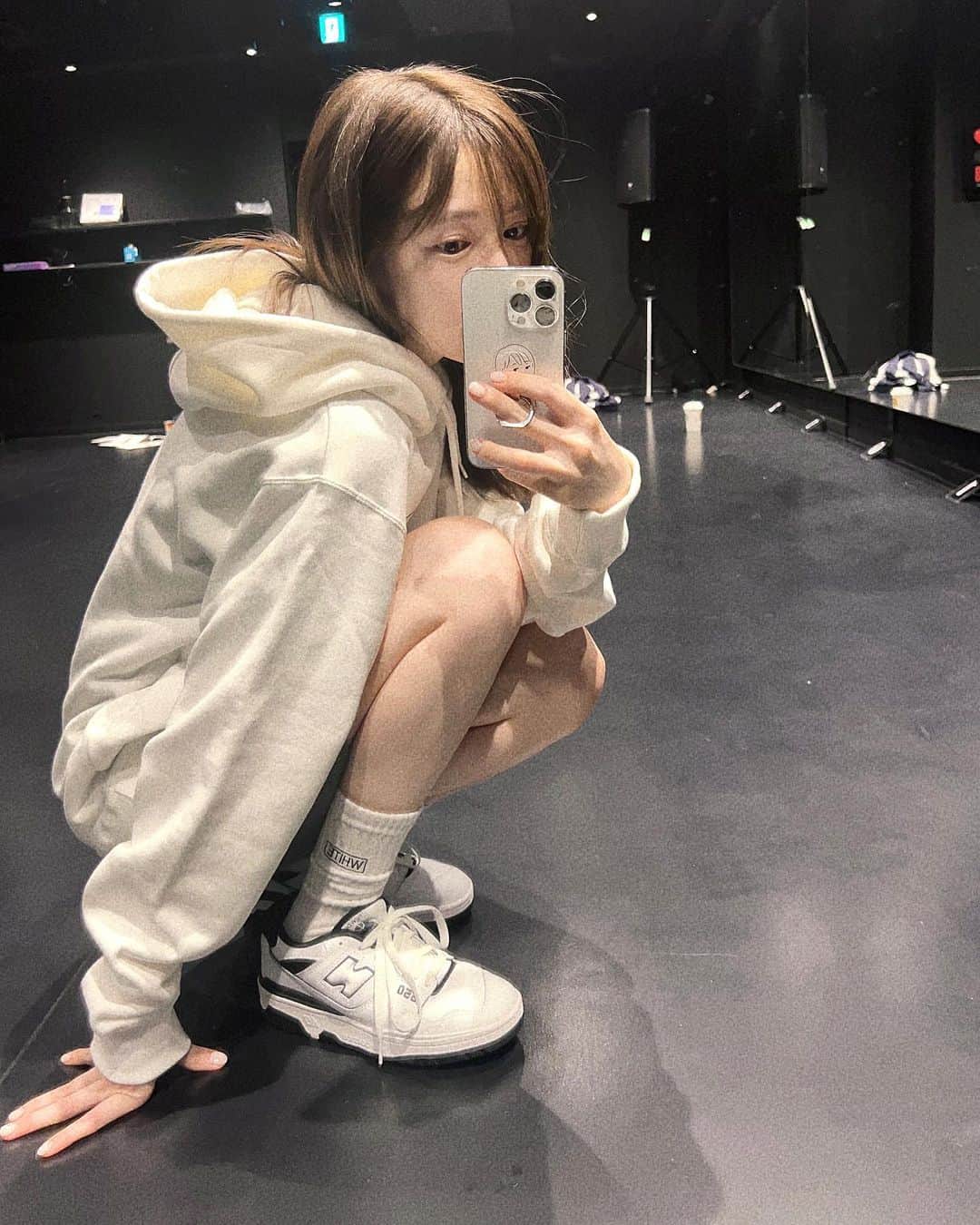 運上弘菜のインスタグラム：「. 明日に卒業が迫って 今日は卒コンに向けて準備✈︎  皆さんが日常的に着られるような シンプルデザインのグッズですが タグまで可愛くこだわったので チェックしてみてね~!  Tシャツ.パーカー共に白黒ありまして ソックスもワンポイントで可愛いです🧦（笑） そしてスマホリングは優秀  他にもたくさん~ 会場でゲットしてね」