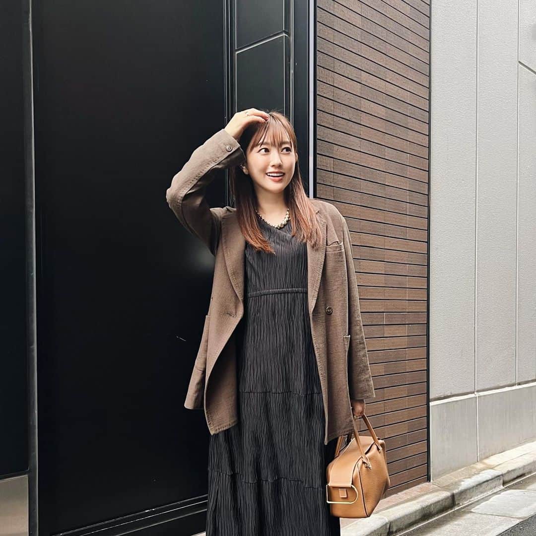 菊地亜美のインスタグラム：「. 収録終わりに📺 一気に寒くなりましたね𓂃☁︎ 雨の日はストレートヘアに限る！ 数年前のお洋服を引っ張り出して♡」