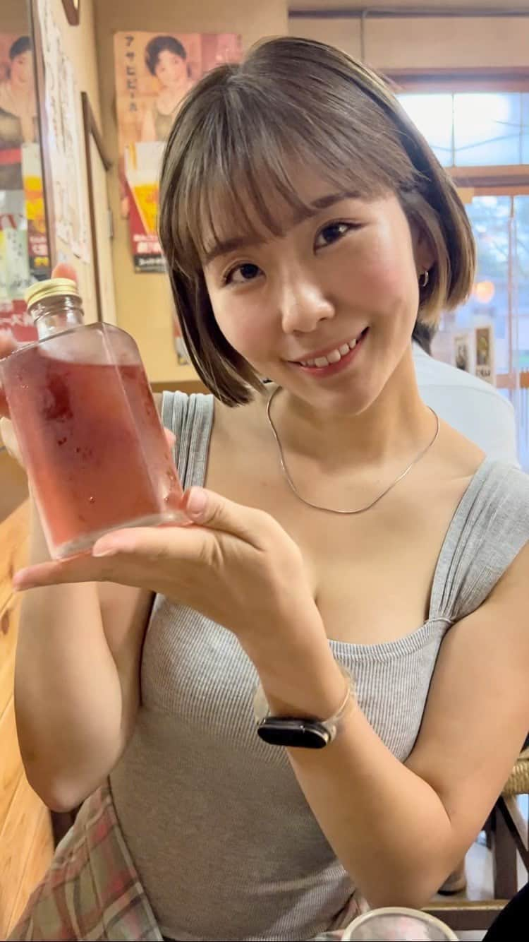 奈良岡にこのインスタグラム：「千葉駅近くの有名居酒屋「もつ焼き八角」でカンパイ！ これは赤ワインを焼酎で割ったやーつ！ ロックでどうぞ！しっかり記憶無くす酒！  #飲みスタグラム #千葉飲み #せんべろ #二日酔いで絶望」