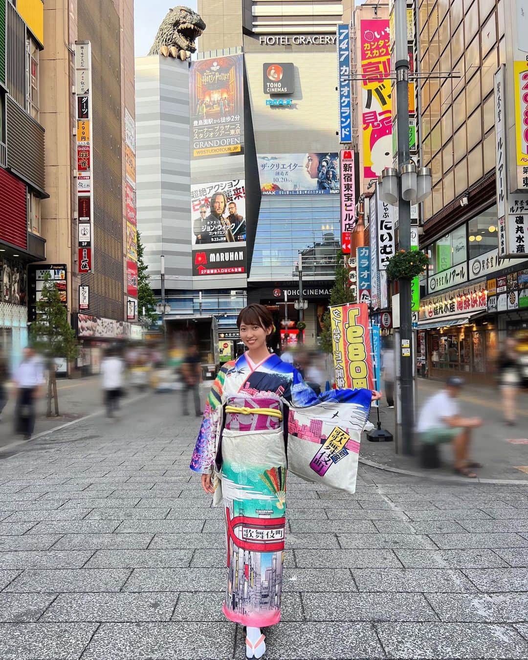 佐々木舞音さんのインスタグラム写真 - (佐々木舞音Instagram)「. . THE TIME,で新宿に新しくできた商業ビル「ハナミチ東京　歌舞伎町」を取材しました。 . 江戸情緒を感じるお芝居を見られたり、その舞台衣装をレンタルできたり、そのままお隣の純喫茶「珈琲西武 本店」でお食事や街を散歩することもできるんです！ . 実際に着用している舞台衣装、ということでなかなか他では着られないような個性的な衣装たちに出会えます👘♡ . タイムスリップしたようで楽しかったです✨ . . #歌舞伎町 #新宿 #珈琲西武  .」10月4日 17時29分 - sasakimaine
