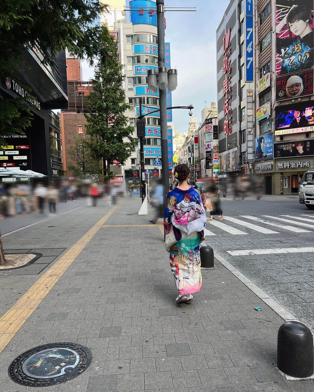 佐々木舞音さんのインスタグラム写真 - (佐々木舞音Instagram)「. . THE TIME,で新宿に新しくできた商業ビル「ハナミチ東京　歌舞伎町」を取材しました。 . 江戸情緒を感じるお芝居を見られたり、その舞台衣装をレンタルできたり、そのままお隣の純喫茶「珈琲西武 本店」でお食事や街を散歩することもできるんです！ . 実際に着用している舞台衣装、ということでなかなか他では着られないような個性的な衣装たちに出会えます👘♡ . タイムスリップしたようで楽しかったです✨ . . #歌舞伎町 #新宿 #珈琲西武  .」10月4日 17時29分 - sasakimaine