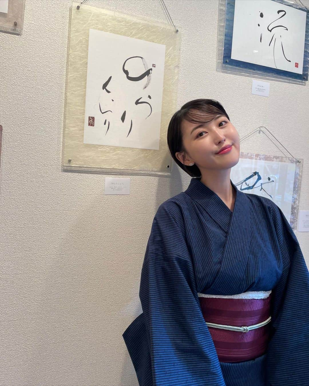 忍野さらさんのインスタグラム写真 - (忍野さらInstagram)「改めまして 2nd個展「浮-BUOY-」4日間無事完走💐  第1回目の開催から約半年。 再び個展を開けたのは皆さんのお陰です。  心より感謝します。  今回の書展『浮-BUOY-』は 「行雲流水」という言葉が軸になってます。  「風に身をまかせて流れ行く雲の表情は 一瞬一瞬ごとに形をかえ 川を流れる水もまた絶えず変化を繰り返し そこに留まることがない」  この世の全ては変わり続けてる 変わらないものなど１つもない という言葉です。  空に浮かぶ雲や、川を流れる水のように 絶えず変わり続ける世の中を 時間に身を委ねて悠然と生きていきたい  漂えど消え去りはしない私芯を持っていたい  そんな願いを込めて 5ヶ月間こつこつと作品をつくりました。  想像以上に皆さんが じっくりこの空間と向き合ってくださり 心からやり甲斐と達成感を感じてます  今回はなんと日本全国に限らず 香港や中国、ニュージーランドなど 海外へ旅立つ作品も増えました✈️  皆さんの心の盛り塩として 私の作品が日常に寄り添えたら光栄です  2階に飾ったお手紙は 私の想いに、1階で飾った作品達の内容を メドレーのように組み込みながら 作ってみました♪ 最後に貼っておきます  ドラマでいっぱいだった4日間。  足を運んでくださった皆さん 温かすぎたギャラリー銀座さん たくさん協力してくれたスタッフさん  本当にありがとうございました また会える日を✌🏻  おしの沙羅 雨楽 @ura_oshino   #書展浮 #calligraphy #calligrapher #calligraphyart #書道 #個展 #書道個展 #アート書道 #銀座 #ギャラリー銀座」10月4日 17時29分 - oshinosara