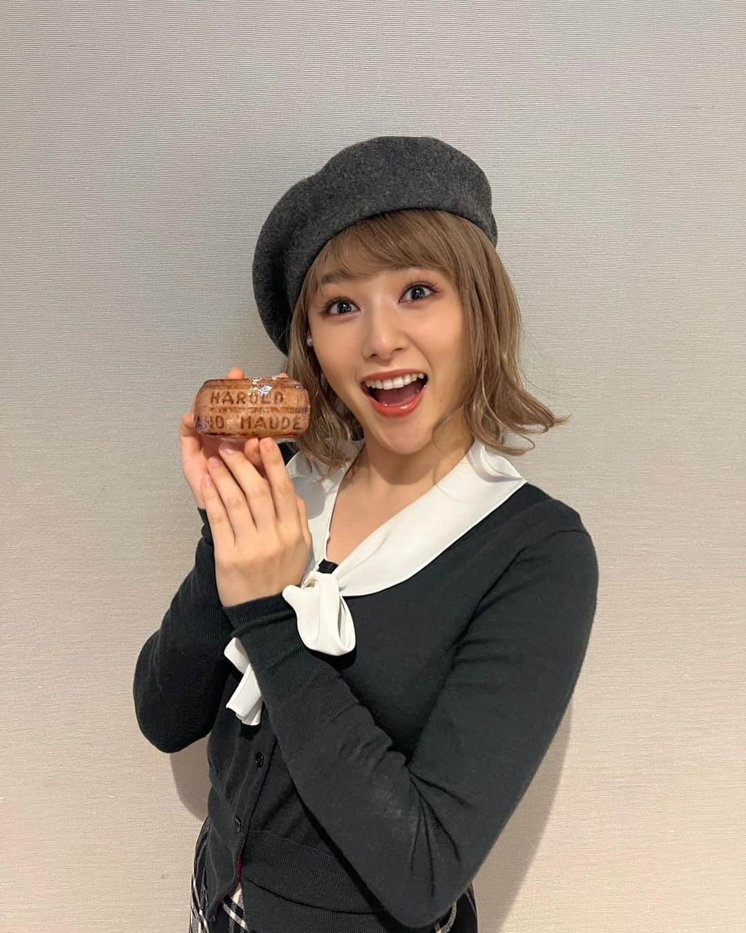 桜井日奈子のインスタグラム：「キャンディ・ガルフ、ハロルドとモードと刻印されたスパムおにぎりを食べる🍙  徹子さんからの差し入れでした！  昨日今日は舞台はお休みで、明日からまた再開です🌻  今日は東北の方に行くお仕事でした、人のあたたかさと優しさに触れた旅でした。 また報告しますね🙋‍♀️  #ハロルドとモード」