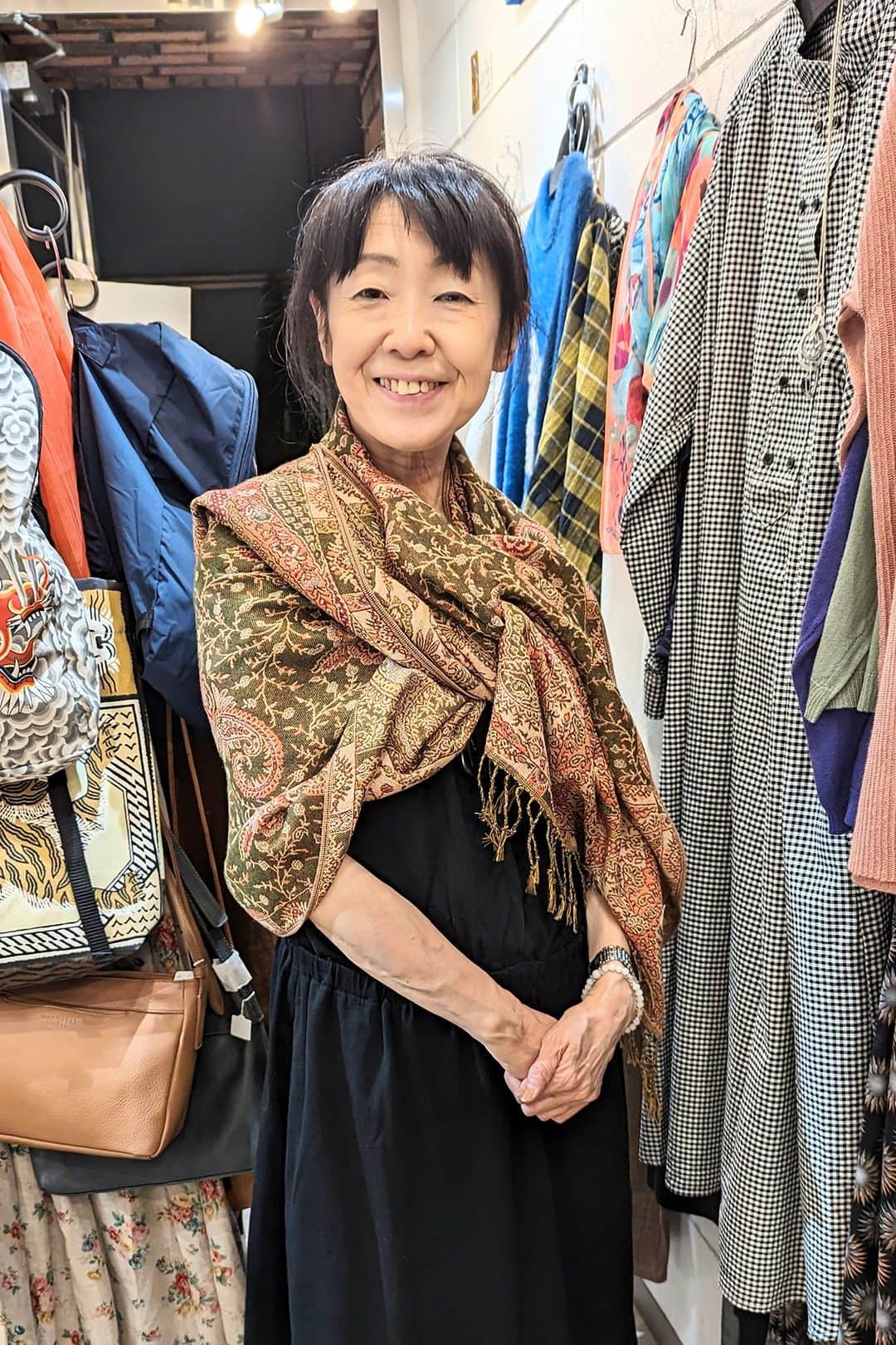 平井富子のインスタグラム：「都内から、踊る社労士ノリちゃんがアンシャンテに、、  ダンス歴数十年、踊り続けるってすごーい！そのせいかスマート。  また、元アパレル勤務なので、着こなし上手。特に巻物が得意。入ったばかりのパシュミナのストールを気に入って頂きました。 着用、さすがです〜  また、遊びに来てください！」