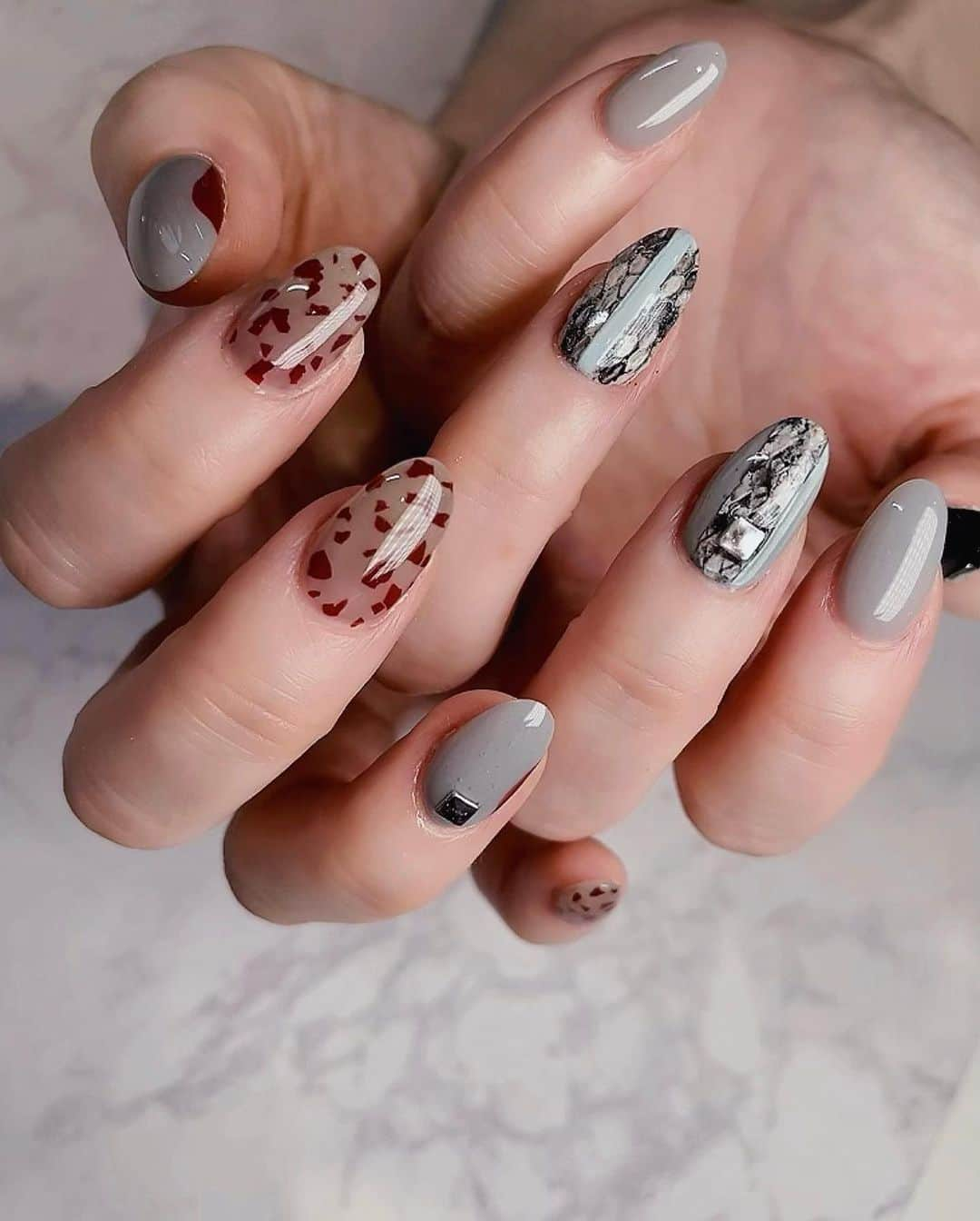 Mayu Ogawaのインスタグラム：「👾🩸🕷 ✦ 🩸🕸👾🕷 ✦ 🩸 Halloween Nail パイソン× 血しぶき！ そんなテーマだけど、大人お洒落に👍 私のハロウィンスタイル ✦  可愛すぎるっっっ  #ハロウィンネイル #大人ハロウィンネイル #ブラックネイル #仮装ネイル #パイソンネイル #血液ネイル #ニュアンスネイル #halloweennail #mdanail #銀座ネイル #銀座ネイルサロン#美フォルムネイル#サロンワーク #サロンワーク技術」