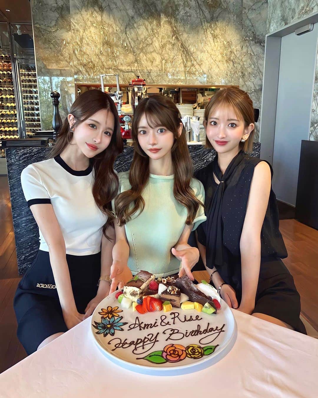 SHIORIのインスタグラム：「いつもお世話になりまくってる 大好きな姉妹と😚❣️  まさかの2人から 誕生日プレゼント🎁を貰ってしまって HAPPY🥹💘💘💘 私の好みドンピシャにすぎたから ちゃんと写真撮って載せたい🥹  みんな9月生まれ👸🫶🏻❤️  #💘」