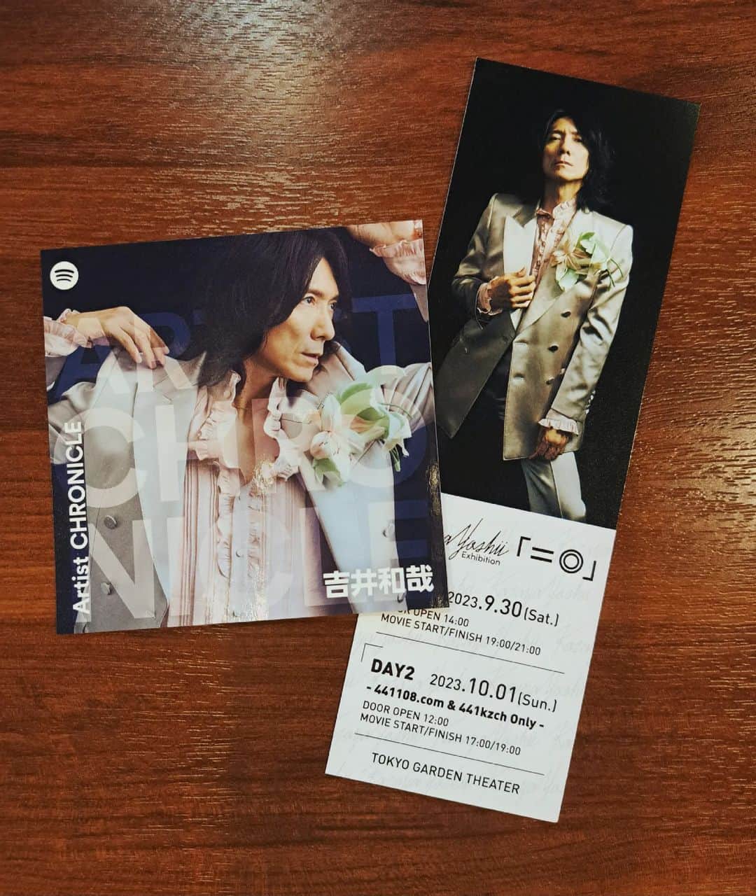 のインスタグラム：「【吉井和哉展「ニ◎」に行ってきました】part②   展示を見たら、いよいよ上映会です。 2日目のこの日は、映像もレアなものが多く、 ずっと前のめりで見てました。 ほんで、もちろん、泣く😭  皆さんそれぞれに、自分の20年と重ねると、 号泣ポイントもそれぞれかなーとも思うけど、 たぶん、皆、"TRIAD ROCKS"でのミッシェルガンエレファントの「世界の終わり」のカバーは、 グッときたのでは😭 それがかっこよかったとか、 コロムビアのスタッフ・中原さんへの思いとかもそうなんだけど。 きっと、絶対、チバさんへのエールでもあったと思うから。 ただのレア映像披露とは違ったと思うから。 それもきっとチバさんにも届いたはずだ。 初日は配信組でしたが、ダチョウ倶楽部とのレコーディング映像がたっぷり流れたのもだし、 ファンのためだけでなく、 吉井さんのまわりの方へのリスペクトも随所に感じました。 それが、また、ね😭  そして、バンドメンバー(日本人)のコメント。  改めて思ったのは、最初のドラマーは、RIZEの金子あっくん。 20年近く前やから、あっくんも若い！ しかも、キャリアはもちろん、 今ほどのネームバリューだってなかった頃。 ギターの生形さんも、ELLEGARDENだもんね。 二人ともサポートメンバーとして参加するのは吉井さんが初めてだったと言うから、すごいよね。 皆さんに聴いてもらった私がした20年前のインタビューでも、 お金払って演奏してもらっても、、、みたいなこと言ってたから、 メンバーのこだわりは当然のことながらあったと思うし、 そこに若手ミュージシャンを選んでいたんだなぁと改めて気がつき、すごいなって。 ベースの三浦淳悟さんのメッセージもめちゃくちゃよくて。 彼も500人MAXぐらいのライブしかしたことなかったのに、 急に一万人とかの前でやることになった時の衝撃の話しとか、 吉井さんから言われた救われた言葉とか、最後はファンの気持ちも代弁してくれたような〆で。  EMMAさんが、ソロもバンドも両方やっていってほしいと言ったのもグッときましたが、 私的には、若手ミュージシャンをある意味育て、 そして、吉井さん自身も彼らから得るものがたくさんあったのだろうなぁと感じたメッセージが印象に残りました。  偶然を必然にしてきたことも感じたし、 言葉や表現のチョイスもだけど、 人選も、吉井さん、優れてたんだなぁ。 　 ③に続く  #吉井和哉20th #吉井和哉展」