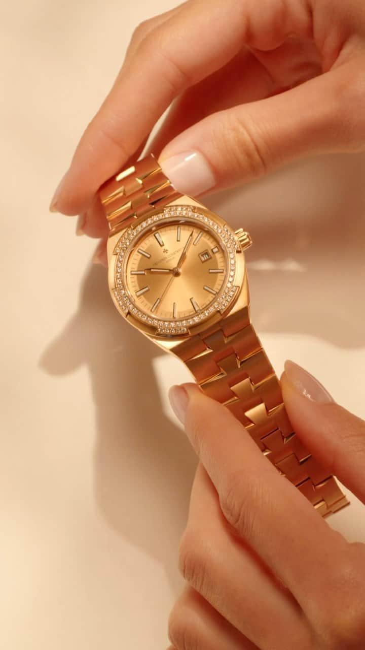 ヴァシュロン コンスタンタンのインスタグラム：「Tone-on-tone elegance 🌟   All eyes on the refined yet sporty allure of the new Overseas self-winding in pink gold.   This monochrome look, accentuated by the brilliance of the 90 diamonds finely set on the six-sided bezel evoking the Maltese cross, traces a slim cuff-watch design on the wrist.   A jewel-like watch featuring a slender, dainty silhouette that is the perfect companion at all times.   #VacheronConstantin #OneOfNotMany #thehourlounge #watches #watch #horology #watchoftheday #instawatch #vcoverseas #gold #ootd #diamonds」