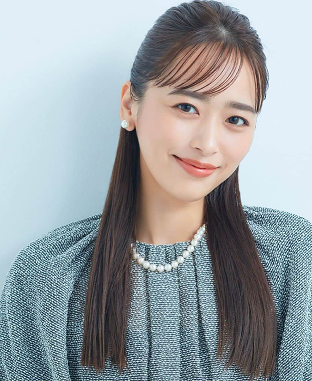 菊池かずみさんのインスタグラム写真 - (菊池かずみInstagram)「Domani 表紙&中ページ 近藤千尋さんヘアメイク✨  幼児誌『めばえ』11月号で、保護者向け小冊子の中に、Domaniが登場✨ 七五三ママのメイクやヘアアレンジをご紹介させていただいています♪  メイクはとにかく“品”を。 ヘアアレンジはアイロン不要！ 難しい髪の引き出しも不要！ 忙しい朝でも凝ったように見えてセルフで出来るアレンジをご提案させていただいてます。 見た感じヘアサロンに行ったみたいなヘアアレンジなのに、意外とやってることは単純なのです。 髪の長さがある人は是非とも試してみてもらえたら嬉しいです💚 How toは、誌面やweb Domaniでチェックしてみて下さい✨  #Domani #めばえ #近藤千尋 #七五三ヘア #七五三メイク #ママヘア #ヘアアレンジ #セルフヘアアレンジ  #ヘアメイク #KIKKUmakeup #KIKKUhair」10月4日 17時38分 - kikku726