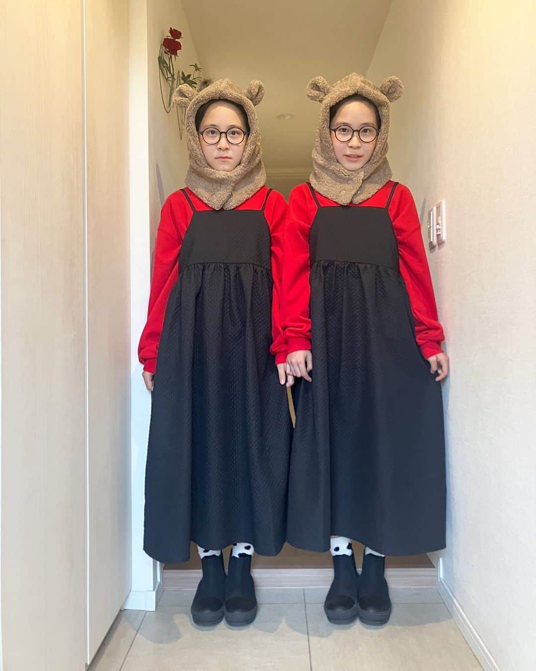 りんか & あんな（ツインガールズ）のインスタグラム：「わたしも被ったらアップしますね🐻 わたしは半分被る感じでとにかく冬の耳の痛さと首の寒さを回避します🫡 #このワンピースがさっきの1枚目のわたしとお揃い #大人用と子供用があるよ」