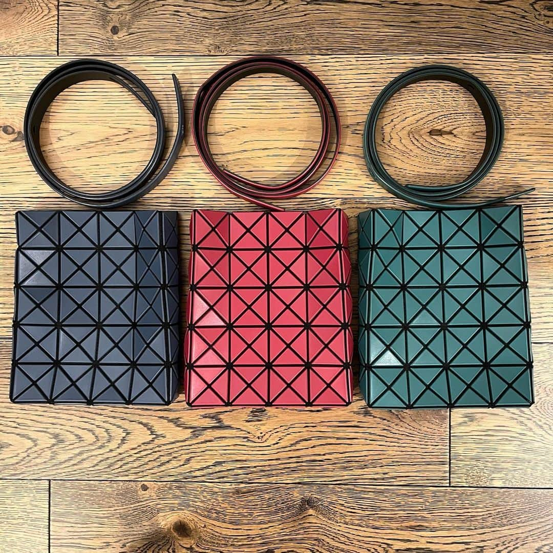 小林麻耶のインスタグラム：「💙❤️💚new bag💙❤️💚  BAOBAOのPRISM MATTE-2✨シーズナルカラーにひとめぼれ🥰軽くてコンパクトで量も入って、可愛い〜💓  @akira_kunimitsu 君、Maoちゃん、私、おそろい斜め掛けbagです🩷Akira君😊有難う🥰  担当してくださった店員さんがお一人お一人のお客様をとっても大切にされている気持ちが伝わってきて、お話も楽しみながらお買い物をすることが出来ました💓入ったばかりで2ヶ月目なんです！とおっしゃっていたのですが、心は年月を超えますね❤️素敵な接客有難う御座いました🤗  ２枚目のお写真はHPからお借りしました♡  #baobao #baobaobag  #國光真耶　#mayakunimitsu」