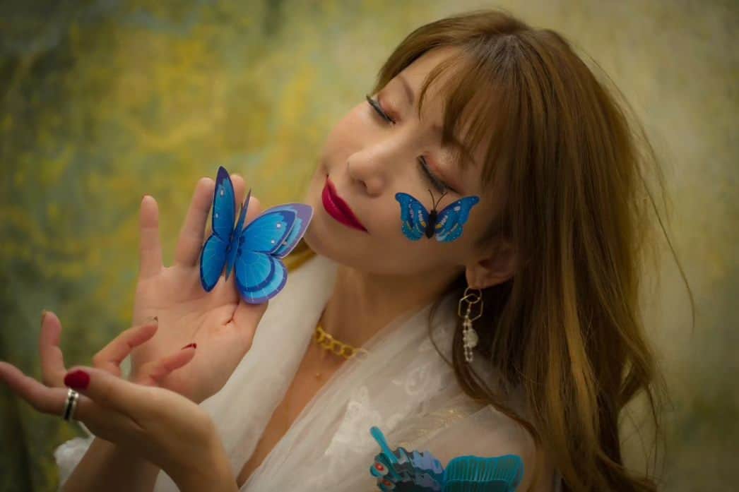 Mari Shimizuさんのインスタグラム写真 - (Mari ShimizuInstagram)「幸せの青い蝶。 幸福を運んでくる神の化身らしいです、  そんな幸運を運ぶ蝶なら会ってみたいですね😊 博物館でしかみたことない(笑)(笑)😂←現実的(笑)」10月4日 17時38分 - magohinyon