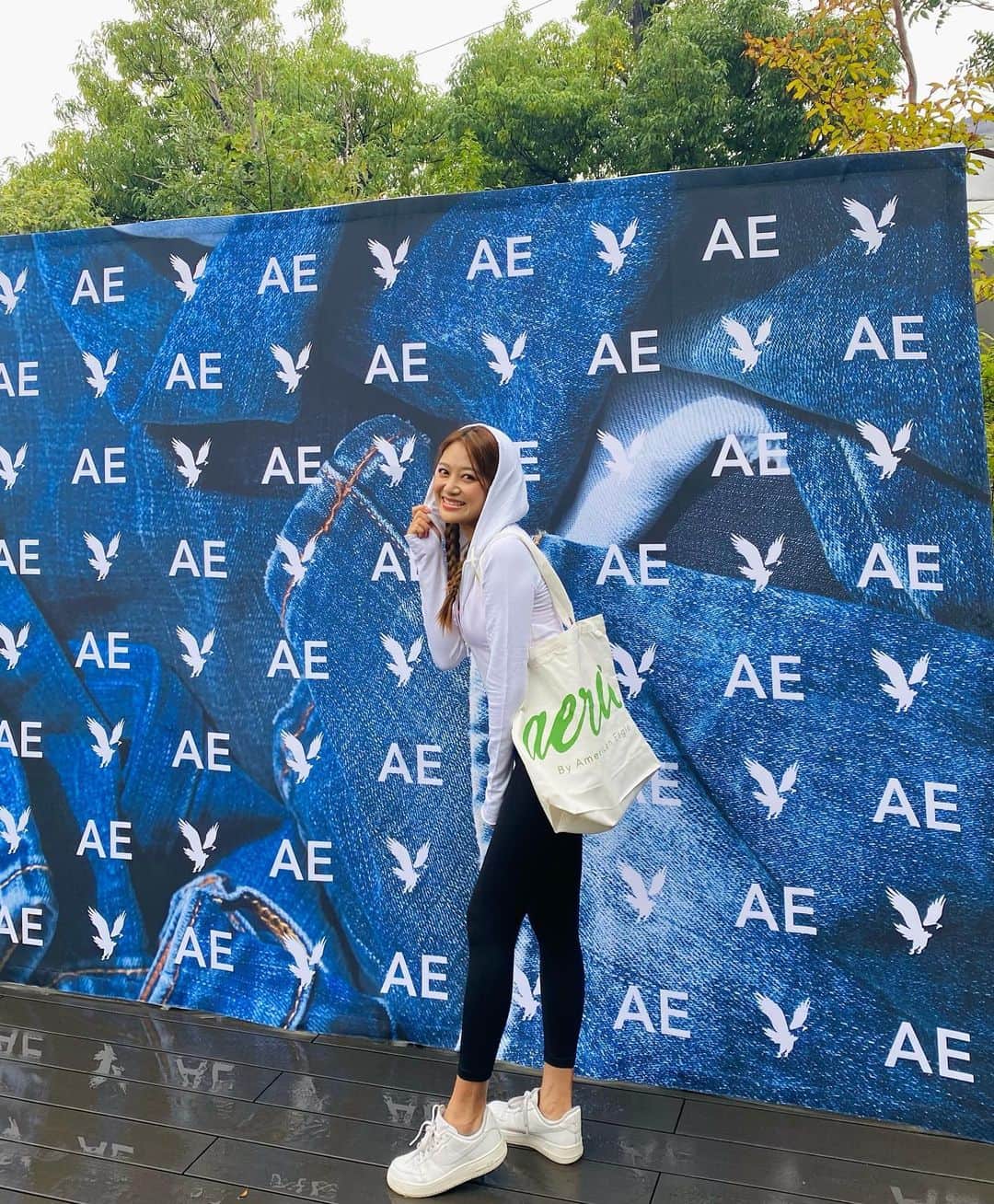安斉奈緒美のインスタグラム：「@americaneaglejp が 東急プラザ表参道原宿に新店舗がopenしたとのことで ローンチイベントに招待して頂き遊びに行ってきました🤍🦅  2枚目の動画、クリスマスシーズンに着たくなるようなニットがかわいすぎた🥴  ルームウェアでゆるゆるなホームパーティーとかしたくなっちゃうよな〜🥹🌟  #americaneagle #AEjeans #aerierealjp #ヨガウェア #ヨガインストラクター」