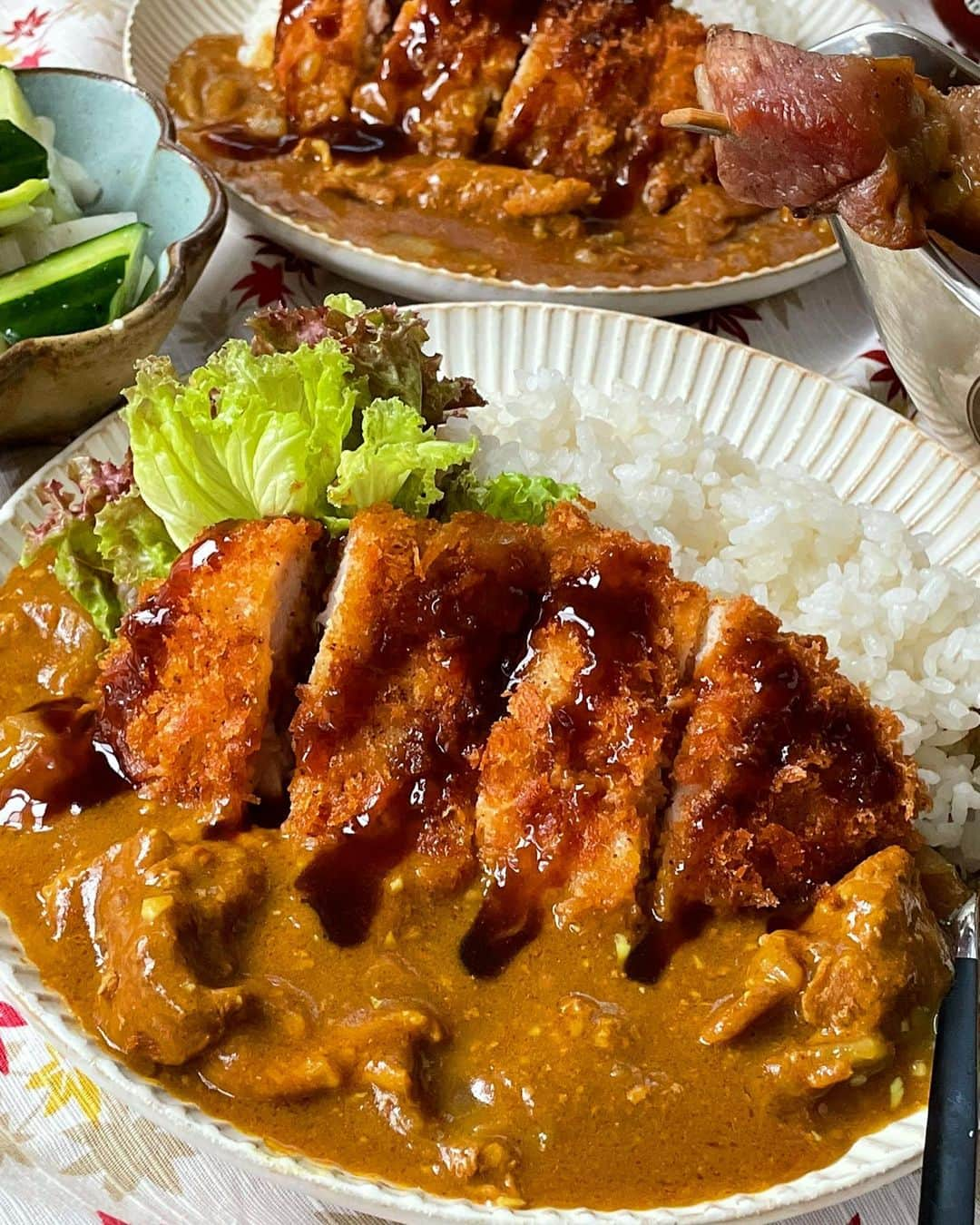 り～♬さんのインスタグラム写真 - (り～♬Instagram)「こんばん水曜日……🐾 ・ ・ 『カツカレー🍛』 ・ ・ 無償に食べたくなるカレー😋 見事な茶色い食卓だけど久しぶりのカレーは美味しいね👍🏻  うちの旦那さんがカレーに味噌汁つけるのおかしいって昔から言うんだけど💦 そんなに変😅⁉️  ✴︎カツカレー&追いカレー ✴︎きゅうりキャベツの塩だれ ✴︎キャベツと揚げの味噌汁 ✴︎ハム焼き ✴︎発泡酒🍺  #おうちごはん#夕ごはん#うちごはん#家族ごはん#料理#料理写真#手料理#献立#美味しい#うつわ好き#器#暮らし#食卓#おうちカフェ#食いしん坊#フーディテーブル#料理好きな人と繋がりたい#japanesefood#yummy#日々#日々の暮らし#dinner#delicious#foodpic #記録用おうちご飯#地味ごはん#茶色ごはん#カレー#curry」10月4日 17時41分 - riritantan