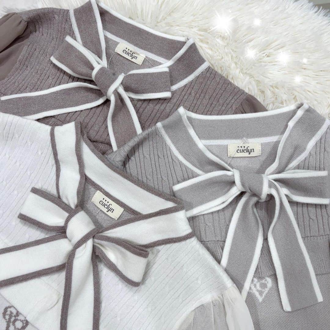 evelyn.coordinateのインスタグラム：「｡・:＋°  🤍𝐬𝐭𝐚𝐟𝐟 𝐜𝐨𝐨𝐫𝐝𝐢𝐧𝐚𝐭𝐞🤍  #evelynロゴシフォンニット price:¥9,800(taxin) color:OW/PI/GY  evelynのロゴのプリントが入ったニットワンピースが新発売❕  リボンやフリルが可愛らしく、ウエストにビジューが付いているのもポイント💎✨  ニット生地なので肌触りもよく、これからの季節にピッタリ🌟  さらに体にフィットし、スタイルアップ効果も抜群のアイテムです🦢‪𓈒𓏸  是非店頭にてご覧下さいませ😌︎💕︎︎  staff 167cm  #evelyn #エブリン #ガーリーコーデ #甘めスタイル#甘めコーデ #清楚コーデ #可愛い  #girly #feminine #パステル #girl #evelynコーデ #フェミニンコーデ #新作」
