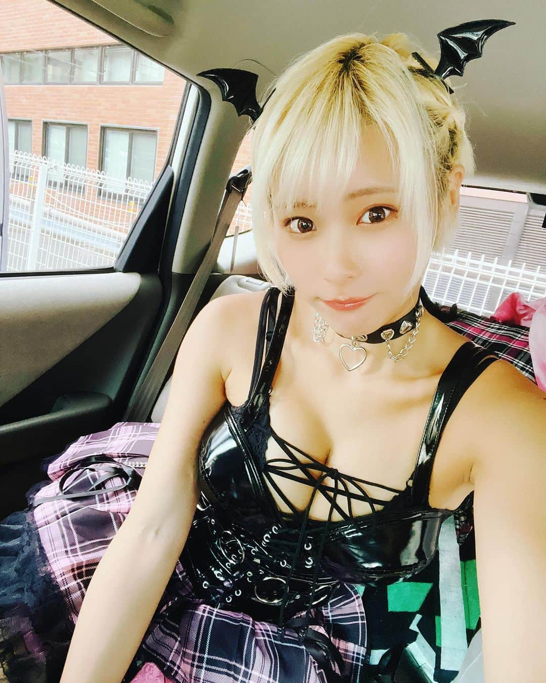 塚田綾佳のインスタグラム：「わるぽんだよっ😈💜🖤 3rdワンマンライブ限定ブロマイドができたよ！ 絶対 予約してよ！！！！  今回撮り下ろしブロマイド発売決定❣️ 当日手渡し または 郵送するよ😈 送料無料~~~！  ◆ブロマイド種類 4枚セット 1,500円 3枚セット 各1,000円   ★合計5,000円以上購入毎にWAK写真1枚贈呈、スリーショット3種のうちランダム1枚プレゼント🎁🦸‍♀️✨  📷ブロマイド予約ページ https://t.livepocket.jp/e/tsukadaayaka_onemanlive03_goods  ー  2023年10月15日(日)開催❣️ 『塚田綾佳3rdワンマンライブ-Be:YOND-』 会場 新宿BAN×KARA ZONE-DS  詳細・ご予約ページ https://t.livepocket.jp/e/tsukadaayaka_onemanlive03  〈遠隔応援ドリンク差し入れ〉 https://t.livepocket.jp/e/tsukadaayaka_onemanlive03_drink  〈お祝い花企画〉 https://t.livepocket.jp/e/tsukadaayaka_onemanlive03_hana  ー #塚田綾佳3rdワンマンライブ #金髪ショート #アイドルあやぽん #アイドル #わるぽん #アヤカップ  #ロックあやぽん #塚田綾佳ワンマンライブ #ワンマンライブ #レスポール #ギター #カトウマサタカ #伊藤綾佳 #塚田綾佳 #あやぽん」