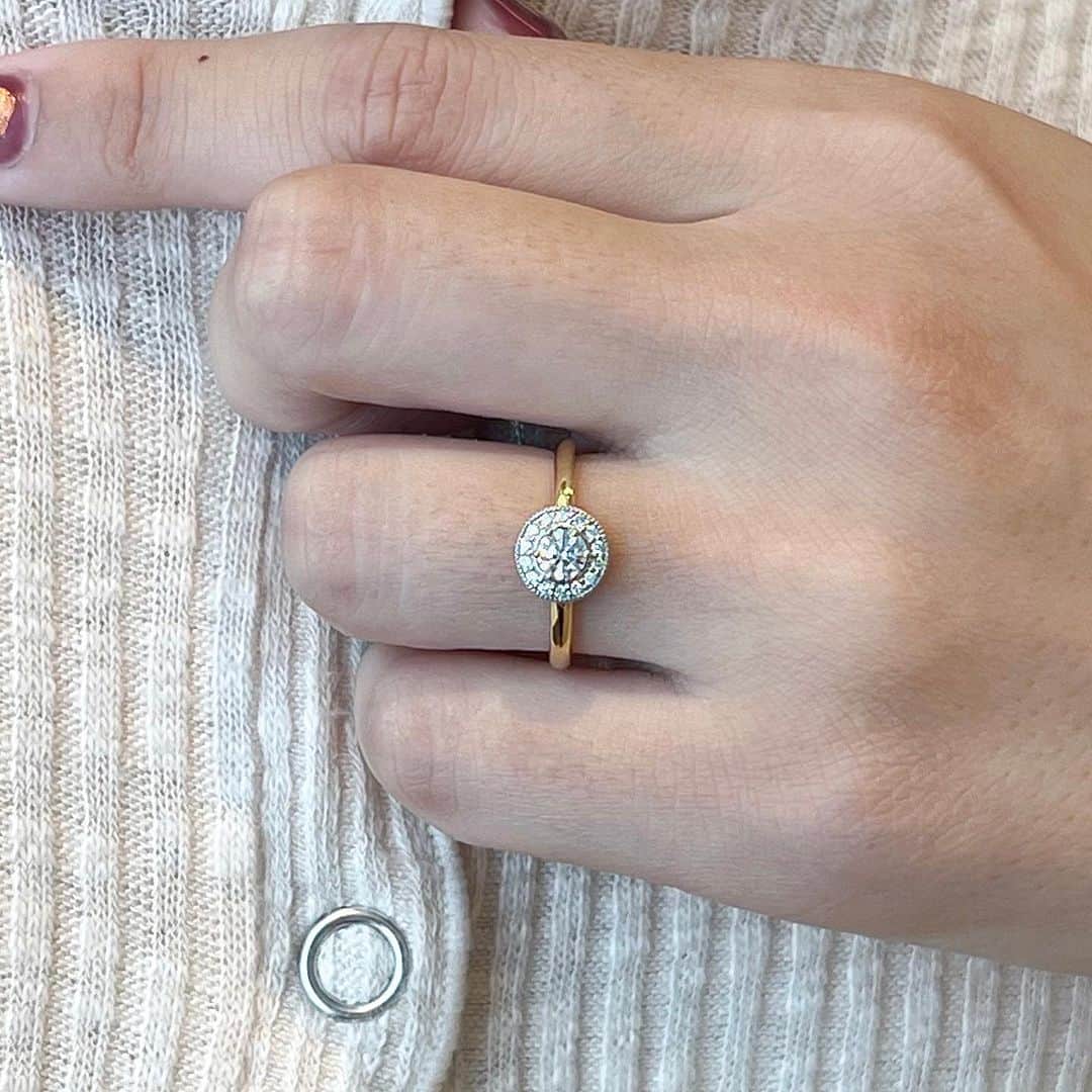 BIJOUPIKO(ビジュピコ)さんのインスタグラム写真 - (BIJOUPIKO(ビジュピコ)Instagram)「秋婚におすすめのリング PORTADAのLOFTEをご紹介🍁 ． 取り巻き（ヘイロー）タイプのエンゲージリングで 中石よりもダイヤが大きく見え、 とてもゴージャスな印象に✨  ボリューム感のあるデザインではありますが、 石座の高さを抑えているので普段遣いもしやすいです◎ ゴージャスなリングこそシンプルな服装に合わせて、 垢抜けスタイルを楽しんでみてください！ ． . 💍リング - 誓い -　 永遠の誓いをイニシャルに込めて その刻みは、真実の愛の証 . ブランド：PORTADA -ポルターダ- リング名：LOFTE -ルフテ- 素材：Pt950×K18YG 価格：¥151,800〜 . ※価格は税込表記。枠代のみ。 . ． 来店特典でAmazonギフトカード3,000円分を プレゼントしています✨ ※一部店舗はケンズカフェ東京のガトーショコラ引換券プレゼント ▼来店予約はこちらから @bijoupiko_official ． ． この投稿いいねと思ったら❤️をタップ、 後から見返したいときは保存、 誰かに教えたいときにはシェアしてください🫶 . . #ビジュピコ #bijoupiko #ビジュピコ_portada #結婚指輪 #婚約指輪 #ブライダルリング #マリッジリング #エンゲージリング #ウェディング #プロポーズ #サプライズ #指輪選び #指輪探し #結婚式準備 #結婚準備 #プレ花嫁 #プレ花嫁準備 #卒花嫁 #結婚準備 #前撮り #婚約指輪探し #結婚指輪探し #プラチナリング #ゴールドリング #ヘイローリング #2023秋婚 #2023冬婚 #2024春婚 #全国のプレ花嫁さんと繋がりたい #日本中のプレ花嫁さんと繋がりたい」10月4日 17時53分 - bijoupiko_official