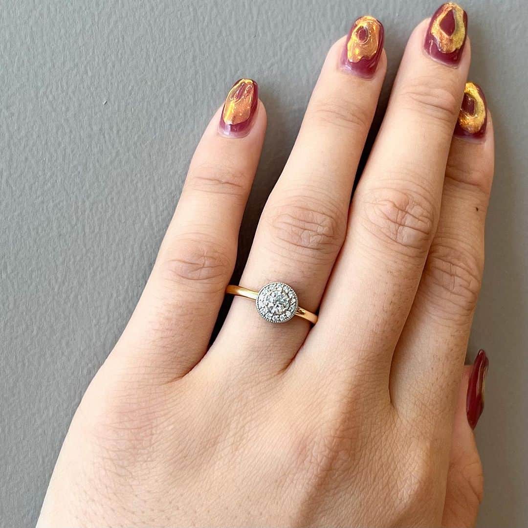 BIJOUPIKO(ビジュピコ)さんのインスタグラム写真 - (BIJOUPIKO(ビジュピコ)Instagram)「秋婚におすすめのリング PORTADAのLOFTEをご紹介🍁 ． 取り巻き（ヘイロー）タイプのエンゲージリングで 中石よりもダイヤが大きく見え、 とてもゴージャスな印象に✨  ボリューム感のあるデザインではありますが、 石座の高さを抑えているので普段遣いもしやすいです◎ ゴージャスなリングこそシンプルな服装に合わせて、 垢抜けスタイルを楽しんでみてください！ ． . 💍リング - 誓い -　 永遠の誓いをイニシャルに込めて その刻みは、真実の愛の証 . ブランド：PORTADA -ポルターダ- リング名：LOFTE -ルフテ- 素材：Pt950×K18YG 価格：¥151,800〜 . ※価格は税込表記。枠代のみ。 . ． 来店特典でAmazonギフトカード3,000円分を プレゼントしています✨ ※一部店舗はケンズカフェ東京のガトーショコラ引換券プレゼント ▼来店予約はこちらから @bijoupiko_official ． ． この投稿いいねと思ったら❤️をタップ、 後から見返したいときは保存、 誰かに教えたいときにはシェアしてください🫶 . . #ビジュピコ #bijoupiko #ビジュピコ_portada #結婚指輪 #婚約指輪 #ブライダルリング #マリッジリング #エンゲージリング #ウェディング #プロポーズ #サプライズ #指輪選び #指輪探し #結婚式準備 #結婚準備 #プレ花嫁 #プレ花嫁準備 #卒花嫁 #結婚準備 #前撮り #婚約指輪探し #結婚指輪探し #プラチナリング #ゴールドリング #ヘイローリング #2023秋婚 #2023冬婚 #2024春婚 #全国のプレ花嫁さんと繋がりたい #日本中のプレ花嫁さんと繋がりたい」10月4日 17時53分 - bijoupiko_official