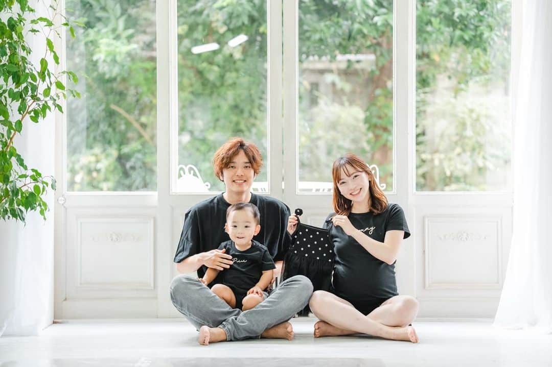 水紀華のインスタグラム：「家族写真👪👶🤍 ⁡  スタジオ：シャビーシック カメラマン： @fumfum_familyphoto  ⁡ ⁡ 息子が27週1011gで産まれたからこそ こうして何事もなく今日この日までを 過ごせたことは当たり前ではない奇跡だと 身をもって実感しています✨ ⁡ ⁡ 悪阻の数ヶ月間ワンオペで子育てをしてくれたり 一家の大黒柱としていつも家族のために行動 してくれている夫 ⁡ 新幹線の距離なのに 月に何度も家に来て支えてくれた母 ⁡ いつも色々な協力をしてくれて 助けてくれる兄妹や父 ⁡ 私に負担をかけないように工夫をしてくれたり 一緒に頑張ってくれるスタッフ ⁡ 体調に気を遣って 仕事を進めて下さる取引先の皆様 ⁡ あたたかくいつも応援して下さる フォロワーの皆様 ⁡ ⁡ …たくさんの人のおかげで 成り立っているマタニティ生活だなぁと 日々思います🥰ありがとうございます♡ ⁡ ⁡ ⁡ ⁡ ⁡ 出産を終えて体調が整った頃には 内装工事を進めている銀座ビルは完成しますので 私も担当する美容イベントを開催します🌸 ⁡ たくさんの方が来てくださったら嬉しいな🫶  @cocomin_hana  ⁡ ⁡ #家族写真 #マタニティフォト #リンクコーデ #親子リンクコーデ #マタニティ記録 #妊娠9ヶ月 #妊娠後期 #起業家ママ」