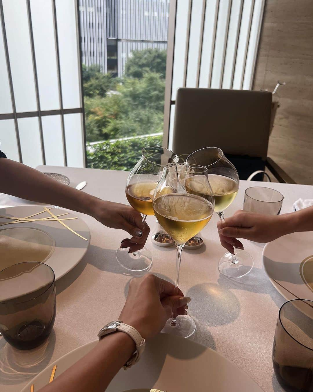 雨宮みずきのインスタグラム：「📍ホテルオークラ東京 🍽🇫🇷ヌーヴェル・エポック  大好きなフレンチで 大好きな2人が今年もお祝いしてくれました🥂✨ ほんとにありがとう〜🥹🥲💕💕 お土産もありがとう🕯🇬🇧🍫🇧🇪💐❤️ なんでも話せる友達がいてくれて感謝🥹🥲🙏🤍  目の前でクレープシュゼットも 作ってくださいました🥹🍊🧡  #ヌーヴェルエポック #ホテルオークラ東京 #theokuratokyo #NouvelleEpoque」