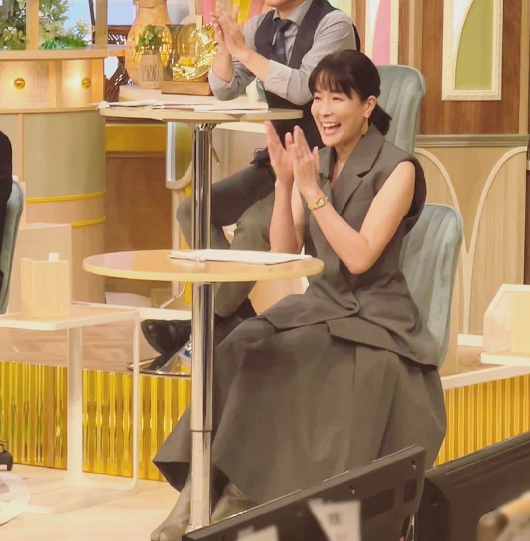 内田恭子のインスタグラム：「こんばんは。  すっかり涼しくて。 衣装も秋です。  ゴゴスマの、突然どっきりのようにやってくる、抜き打ち私服チェック。雨で気を抜いていた、まさかの今日とはー！！  いつも私服もオシャレな古舘さんを見習いたい。  衣装です。 TWO PIECES: IIROT  #衣装  #outfit  #iirot_officical  #秋  #内田恭子  #kyokouchida」