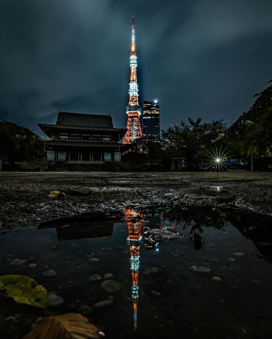 東京タワーさんのインスタグラム写真 - (東京タワーInstagram)「. 増上寺境内の水たまりに映った 逆さ東京タワー。   雨上がりの静寂が伝わってきます。   本日は、Your Tokyo Tower🗼から @rintarou6532 さんのお写真をご紹介。   素敵なリフレクション写真を ありがとうございました😊  --------------------------------  【 お知らせ 】  ■ Your Tokyo Tower 🗼  # your_tokyotowerで あなたの東京タワーをリポスト！  @tokyotower_official の タグ付けをしてくれると見つけやすいよ！  皆様からの投稿 どしどしお待ちしております！  ■ 公式LINE  東京タワー公式LINEでは 東京タワーのイベント情報を お届けしています！  詳細はプロフィールにあるリンクから↓ @tokyotower_official  --------------------------------  #東京タワー #東京タワー🗼  #tokyotower #tokyotower🗼  #リフレクション #リフレクションのある景色  #reflection」10月4日 17時48分 - tokyotower_official