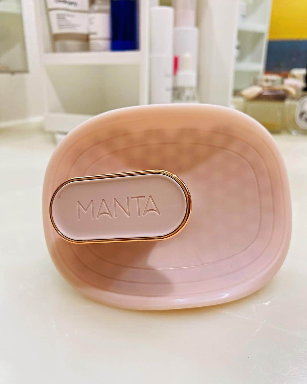 杉村理恵子のインスタグラム：「#mantahair  こちらは、シャンプーブラシのMANTA 2枚目はMANTAのブラシ部分、毛穴から汚れをかき出してくれる細いブラシになっています。 シャンプーの泡立ちも良くなるし、頭皮の丸みに沿うように土台部分が柔らかいのが素晴らしい、手のひら全部で隙間なくマッサージが出来るような感覚！ 3枚目は、私が今まで使ってたシャンプーブラシ、使い始めて半年で先っぽは潰れてしまいました。土台がしっかり厚みがあるので頭皮に沿う設計ではなく、全体にマッサージするのに時間がかかります。 通常のこのタイプを使っていた方は、MANTAの使用感に驚くと思う！  しかも耐久年数が長く毛先も何年も潰れない設計なのだとか！半年で買い替えなくてもいいのも嬉しい💕   #シャンプーブラシ #頭皮ケア #頭皮マッサージ #ヘアケア」