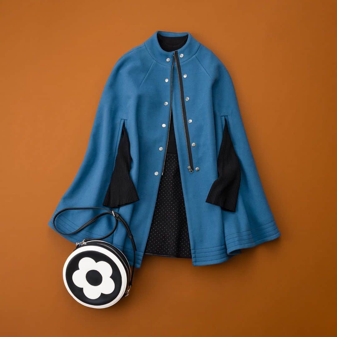MARY QUANT officialのインスタグラム：「- 2023  WINTER COLLECTIONのテーマは MARY'S "FUN"TASY 冬の新作ファッションアイテム展開！ - 様々な色が重なる程に 楽しさや美しさが深まる それはまるで ファンタジー（"FUN"TASY）な世界 - アーカイブから復刻した ピーコックブルーが映えるポンチョ マリー・クヮントが1966年に 叙勲式で着用したドレスを オマージュしたワンピース ボリュームのあるファーのハットに デイジーがアクセントのスニーカーまで この冬は60’sからインスパイアされたアイテムから トレンド雑貨まで豊富にラインナップ  自分の好きなモノと好きなモノを組み合わせて ファッションをもっと“楽しもう” - As colours combine Beauty and enjoyment deepen As if You’re in a fantasy world of “FUN”TASY  Our peacock blue archive reproduction poncho A dress that’s a homage to the one Mary Quant herself wore to receive her OBE in 1966 From a voluminous fur hat To daisy-accented trainers This winter, from 60’s inspired pieces To trendy accessories, we have a lavish lineup Combine things you like with other things you like And enjoy fashion even more - #アーカイブポンチョ2ロングコート #アーカイブロゴプルオーバー #スムースWサイドサークルショルダー 10月下旬より順次展開予定 #ピンドットジャカードスカート 10月中旬より順次展開予定 - #MARYQUANT#2023WINTER #NEWITEMS #FASHION - #マリークヮント #ポンチョ #ポンチョコート #コート #プルオーバー #ニット #タートル #スカート #ミニスカート #ショルダーバッグ #バッグ #冬コーデ」
