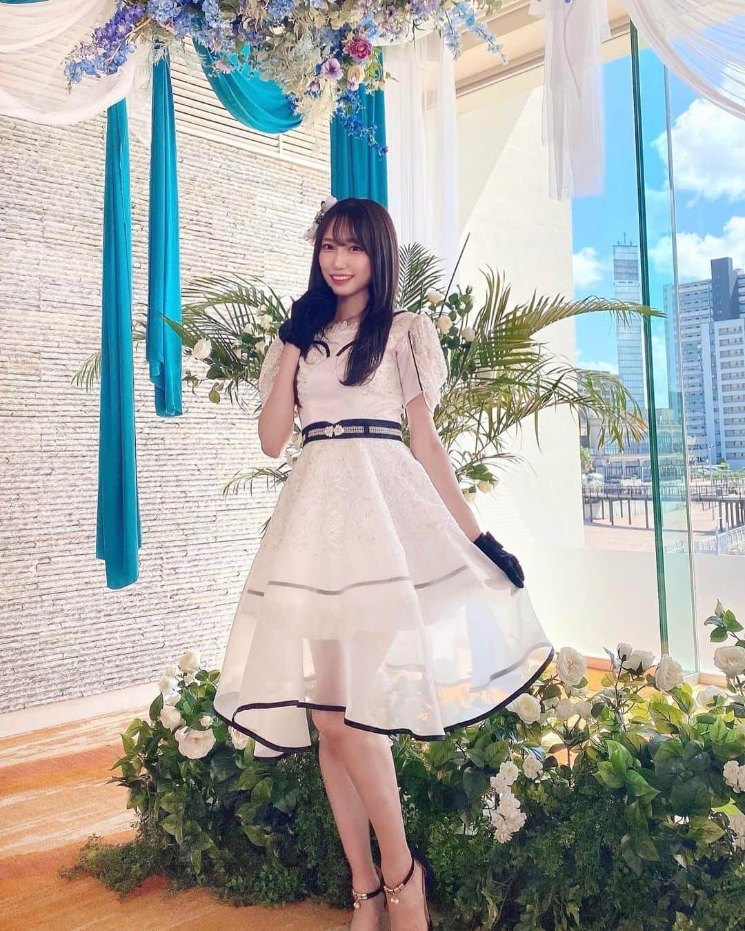 原かれんさんのインスタグラム写真 - (原かれんInstagram)「᯽ 本日リリース❕💿❤︎ . . . NMB48 28th single❤︎ 渋谷凪咲さん卒業シングル 『 #渚サイコー ！』 . かれんは【Type-B】のジャケ写にいてます♡ . . GET報告まだまだ待ってますね🤍 . . . お写真はMV撮影の時の🐬🩵 . . . . ♡2023.10.4発売♡ ☁️ . . . . . . . . #原かれん #かれんたん #nmb48 #ぴろぴろ  #idol  #アイドル  #ロングヘアアレンジ #茶髪ロング #なんば #関西女子  #nmb衣装 #アイドル衣装  #아이돌　#ootd #오오티디　#팔로우  #좋아요 #01 #일본　#劇場公演 #nmb48劇場 #nmb48衣装 #渋谷凪咲 さん♡」10月4日 17時50分 - karen_hara315