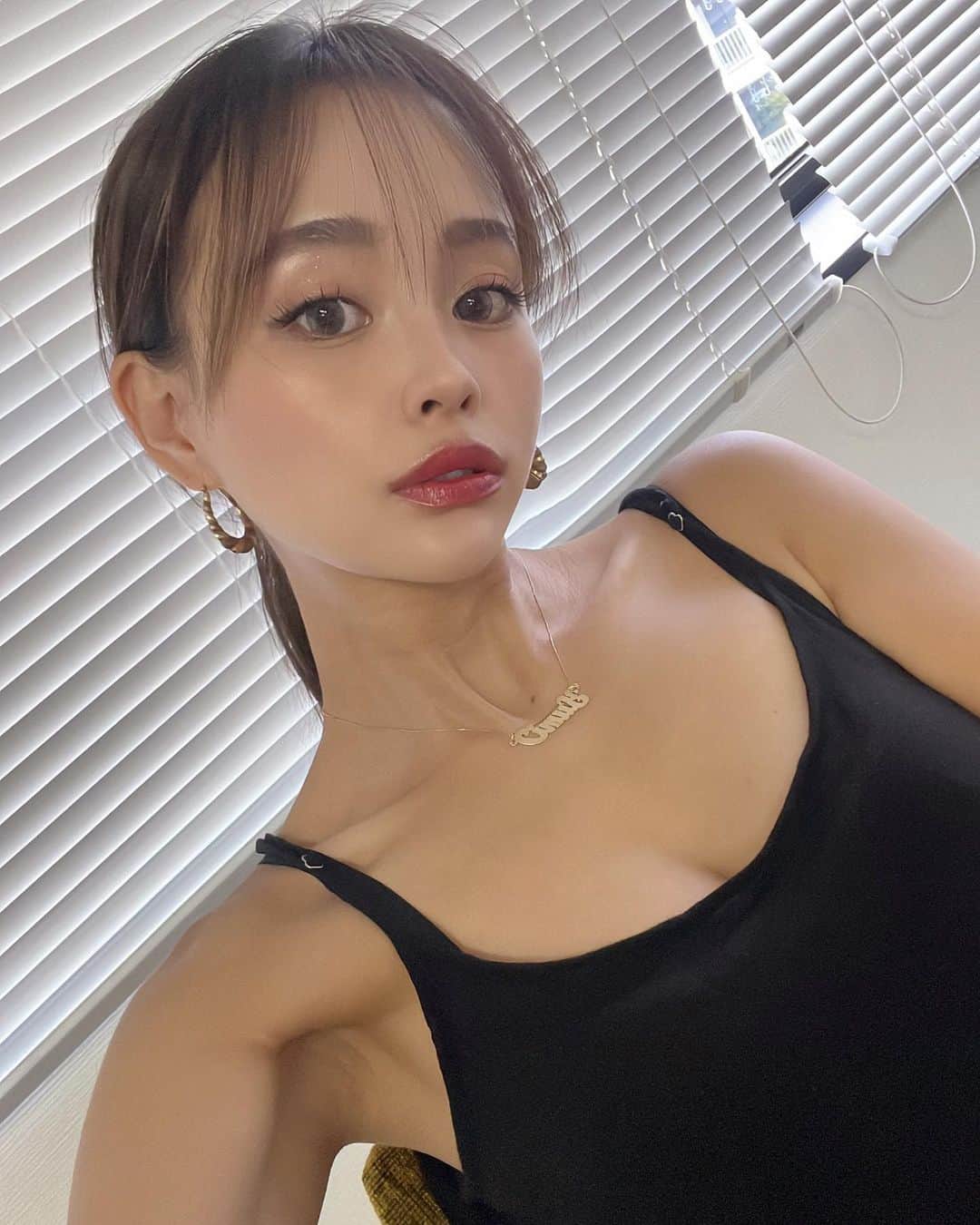 yumiさんのインスタグラム写真 - (yumiInstagram)「. やっほゆみだよ📚 東京中央美容外科銀座二丁目院【 @tcb_ginzanichoumein 】でひかり先生【 @tcb_hikari_sato 】【 @tcb_dr.hikari_shourei 】にTCB式小顔美肌再生をやってもらって1カ月経ちました！👨🏻‍⚕️  今や何の違和感もなく過ごしてる🌱 馴染んできたのか「小顔になった？」と最近言われるようになりましたー👸🩷 気付いてもらえるの嬉しいー！！ . ひかり先生は元脳外科医で専門医と医学博士の資格を持ってるの💉📚 なので安心して受けれました👨🏻‍⚕️💉 ありがとうございました！ . 予約の際YUMIのインスタ見たと伝えると良いことがあるよーん📣✨ . . #東京中央美容外科  #東京 #銀座 #佐藤光 #ひかり先生 #糸リフト #小顔整形 #tcb式小顔美肌再生  #PR」10月4日 17時50分 - yumiiiiiiiii_
