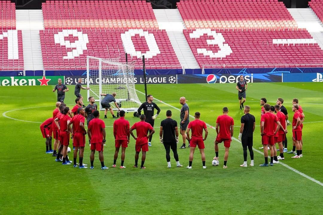 コスタス・ランプルーさんのインスタグラム写真 - (コスタス・ランプルーInstagram)「Let’s do this! 💪🏼🙏🏼 @feyenoord #makingmemories」10月4日 17時51分 - koslamprou