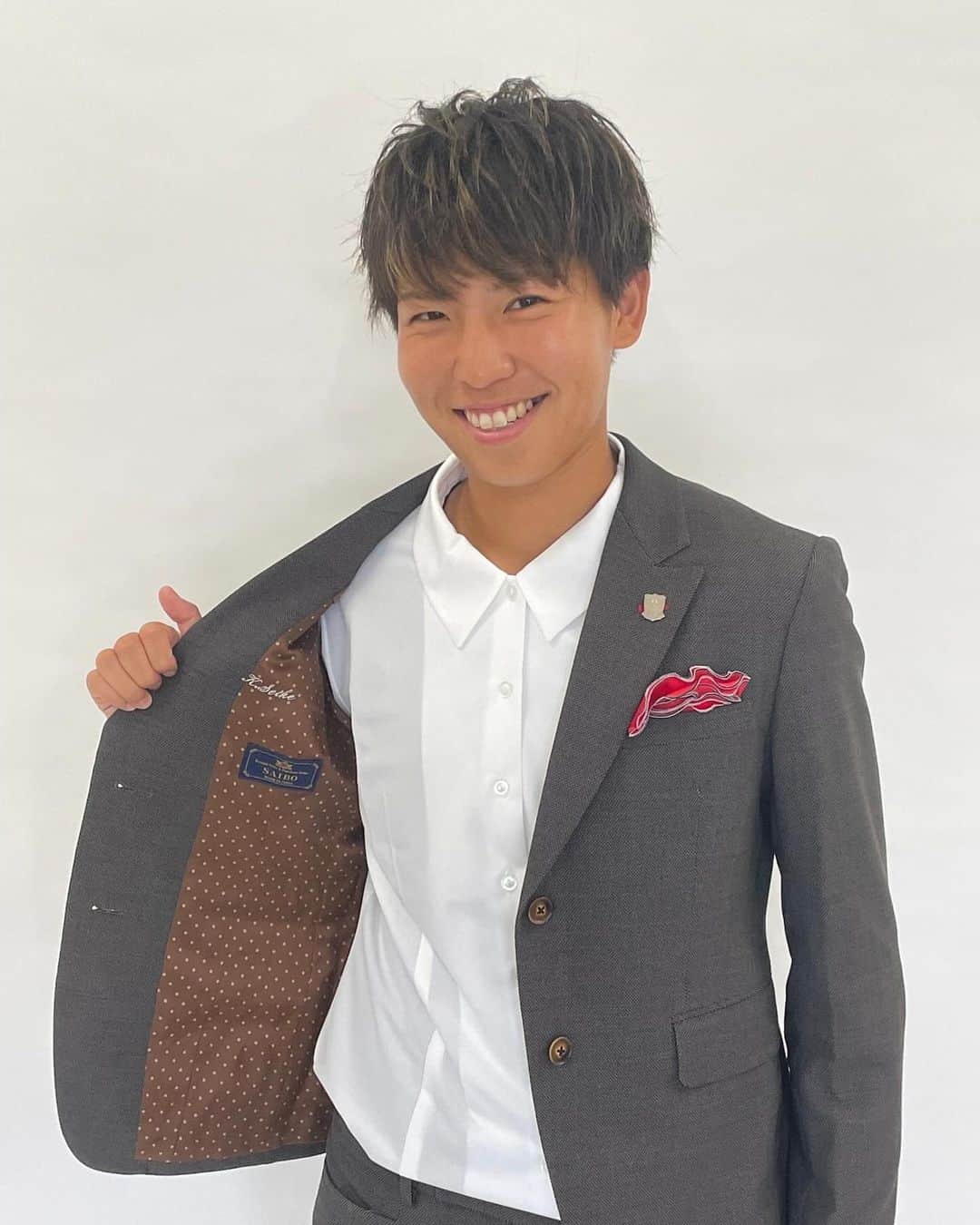 清家貴子のインスタグラム：「新スーツの撮影📸 ジャケットの色もいいし、中地もおしゃれ👏 サイボーさんいつもかっこいいスーツありがとうございます！！  #三菱重工浦和レッズレディース  #サイボー #サイボー株式会社  #清家貴子」