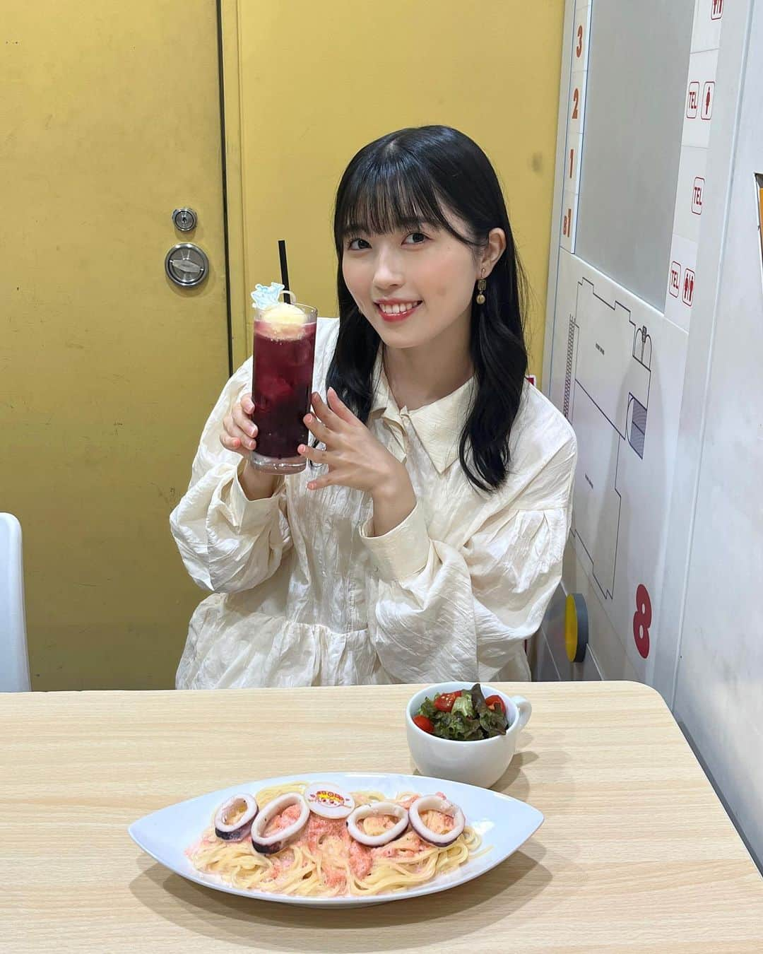 西田汐里さんのインスタグラム写真 - (西田汐里Instagram)「☕️  タワレコカフェに行ってきました！  BEYOOOOONDSのメニュー 🍝明太奉行におまかせあ〜れ！🍝 🍹やさしいせかい🍹  美味しかったです☺️  10月17日まで東京、愛知、大阪で開催中！行ってみてねー！  #ハロプロ #タワレコカフェ #タワーレコード  #beyooooonds #西田汐里」10月4日 17時51分 - shiori_nishida.official