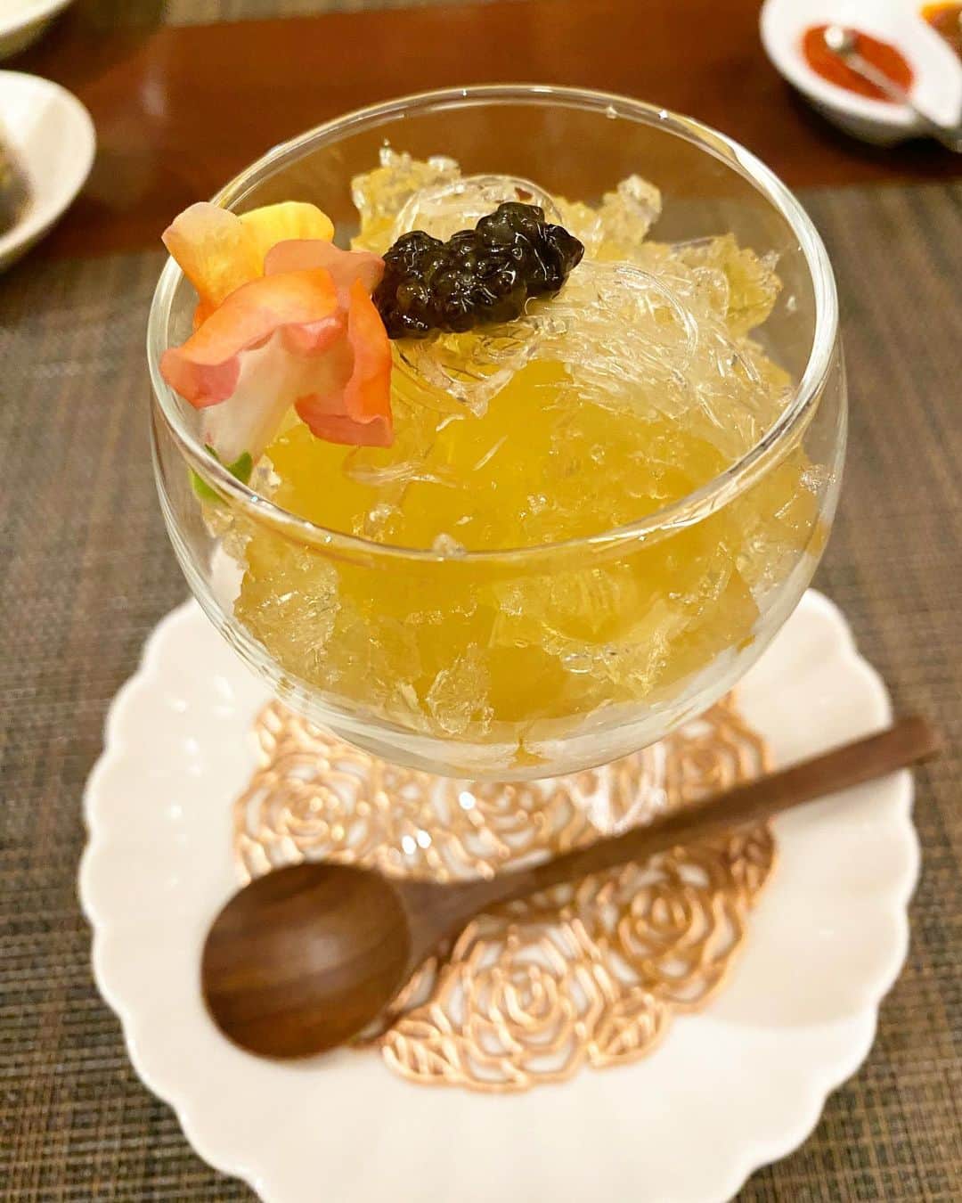 デコウトミリのインスタグラム：「ふらっとGINZA SIXの中華に入ったら すっごくおいしくて感激したので載せます🥺🎀  載せきれなかったけど デザートの金木犀のゼリーもおいしかった✨  何食べても全部がおいしくて最高だった〜 お店の方も親切でとても居心地よかったです。 この日はとてもつかれてたけど、めちゃくちゃ元気になりました🥹💪 また行きたい！」