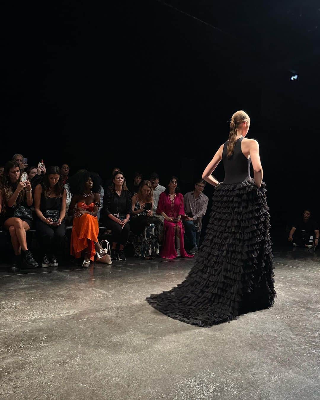 のインスタグラム：「louren SPRINGSUMMER 2024 RUNWAY SHOW パリにてファーストショーが終わりました   壮絶な舞台裏でしたが無事発表する事ができ とにかく今は心からホッとしています   沢山の温かいメッセージも 本当にありがとうございました   この経験を無駄にしないよう 更にパワーアップしていこうと思うので 今後ともlourenをよろしくお願いします   幸せで 儚くて 尊い時間   その一方で 今の自分には足りていない課題が見えた とても貴重な機会でした   改めてこの仕事が好きだと思えたので これからも愛を持って続けて行きたい   Thank you to everyone at Global Fashion Collective for giving me this wonderful opportunity. I hope to see you again.  MERCI🤍   @louren__official @globalfashioncollective  #louren__official #louren_2024ss」