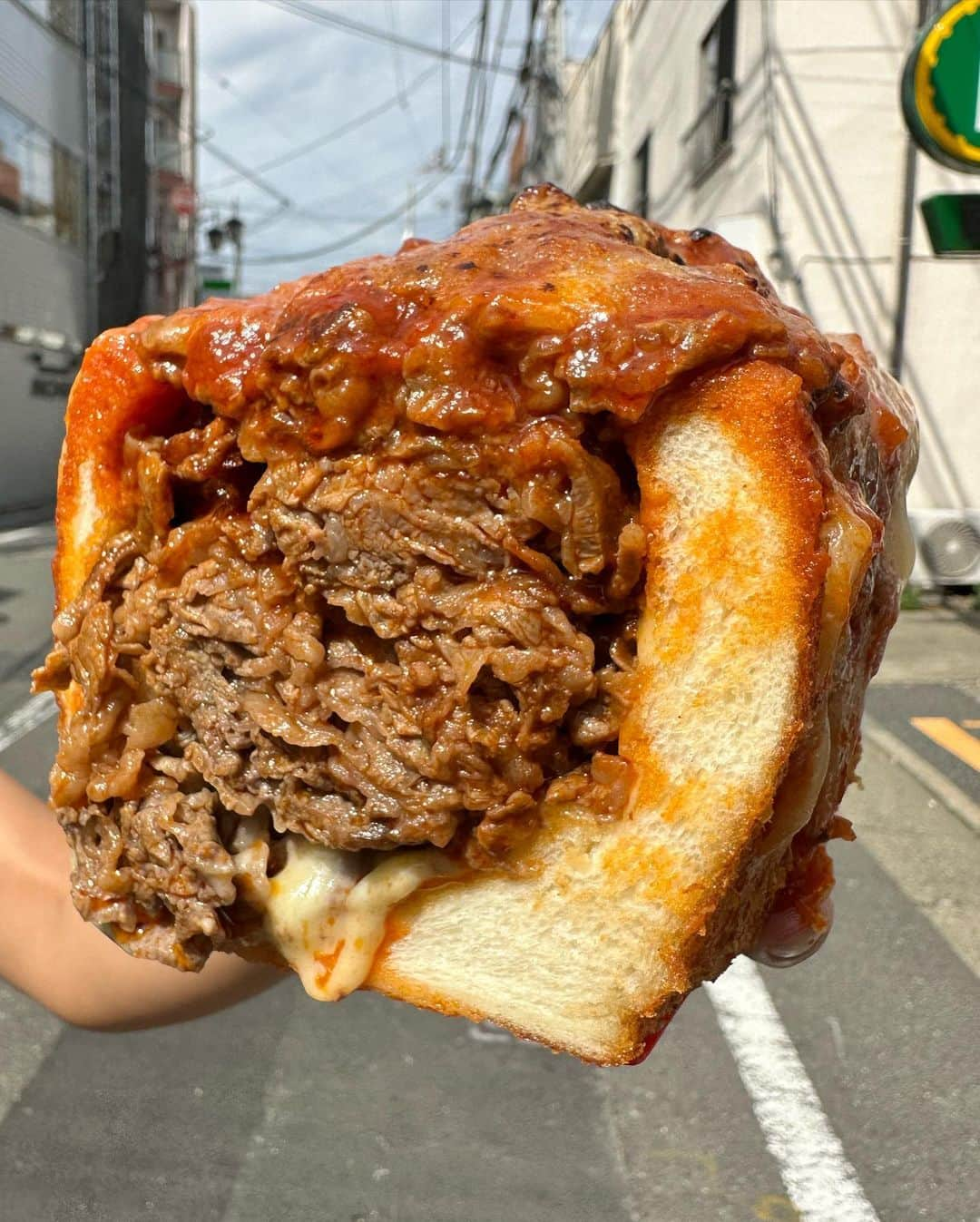 Coffee & Toast Tokyoさんのインスタグラム写真 - (Coffee & Toast TokyoInstagram)「どっぷり" ビーフ アラビアータ‼︎ ❤️❤️❤️❤️❤️❤️❤️❤️❤️❤️  “People who love to eat are always the best people.”  たっぷりの牛肉をアラビアータソースと絡めて、パンの中に。  唐辛子の刺激的な辛みと、トマトのほどよい酸味が効いた、どっぷりの牛肉のパン、たまらんです😋😋😋  . . . . . #ビーフアラビアータ  #アラビアータ  #トマトソース  #allarrabbiata #arrabbiata #tomatosauce  #beef  #beeflover  #牛肉  #牛肉料理  #肉スタグラム  #肉テロ   #世田谷線カフェ  #パンスタグラム  #東京カフェ  #三軒茶屋カフェ #三軒茶屋  #パン #三茶カフェ  #三茶 #田園都市線カフェ #コーヒーアンドトースト  #coffeeandtoast #foodie  #foodiegram #japnesefood #イタリアン  #イタリア料理」10月4日 17時56分 - coffeetoast2